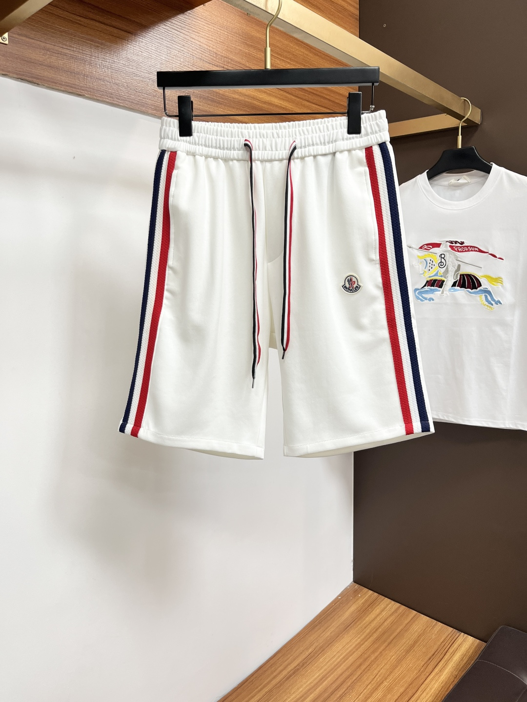 NO:858541,Mengkou's official website counter is available at the same time, the original order is very good, a super stylish casual shorts. Customized original fabric, unique design, top-notch printing technology letter pattern logo, original hardware accessories decoration, an extremely outstanding shorts, the materials and craftsmanship are extremely luxurious and exquisite, extremely high-grade, handsome and stylish upper body, JZ recommends, size M-3XL,, Moncler, shorts,19860909蒙口 官网专柜同步有售,原单狠货,超级有范儿的一款休闲短裤 定制原版面料,独特设计,顶级印花工艺字母图案logo,原版五金辅料装饰,极为翘楚的一款短裤,用料与工艺都极致奢华精湛,档次极高,上身帅气有型, JZ推荐,码数M-3XL,,Moncler,shorts,,Men's clothing