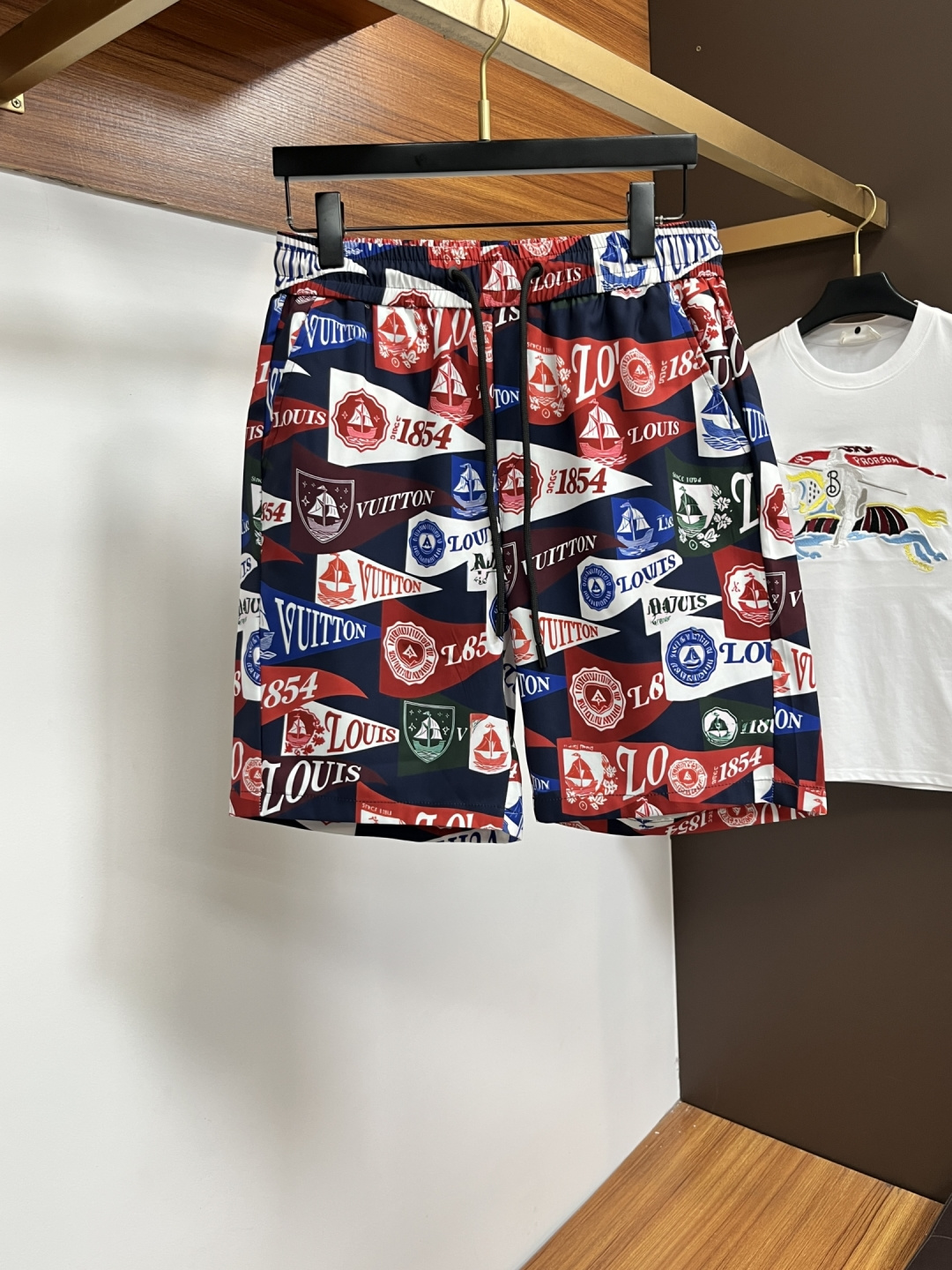 NO:858531,Available at the LV official website counter at the same time, original order, super stylish casual shorts, customized original fabric, unique design, top-notch printing technology letter pattern logo, original hardware accessories decoration, extremely outstanding shorts, materials and craftsmanship are extremely luxurious and exquisite, extremely high grade, handsome and stylish upper body, JZ recommends, size M-3XL,, louis vuitton, shorts,19860909LV 官网专柜同步有售,原单狠货,超级有范儿的一款休闲短裤 定制原版面料,独特设计,顶级印花工艺字母图案logo,原版五金辅料装饰,极为翘楚的一款短裤,用料与工艺都极致奢华精湛,档次极高,上身帅气有型, JZ推荐,码数M-3XL,,louis vuitton,shorts,,Men's clothing