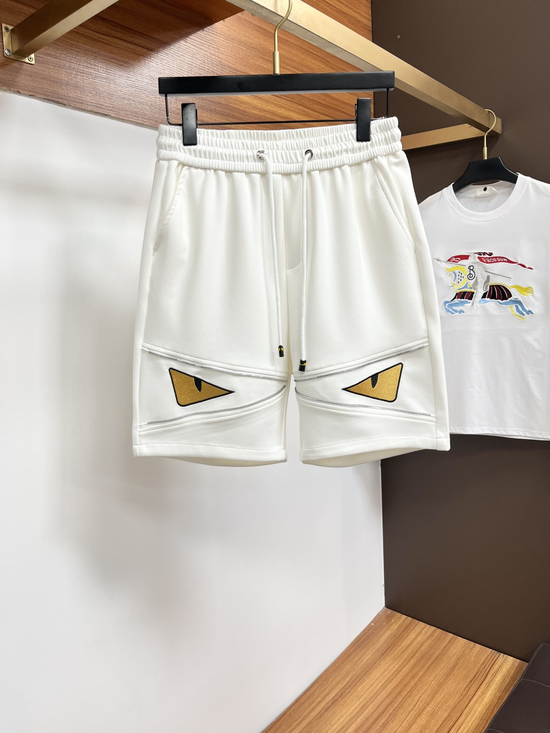 NO:858520,Fendi official website counters are available at the same time, the original order is very good, a super stylish casual shorts, customized original fabric, unique design, top-notch printing technology letter pattern logo, original hardware accessories decoration, extremely outstanding shorts, the materials and craftsmanship are extremely luxurious and exquisite, extremely high grade, handsome and stylish upper body, JZ recommends, size M-3XL,, fendi, shorts,19860909芬迪 官网专柜同步有售,原单狠货,超级有范儿的一款休闲短裤 定制原版面料,独特设计,顶级印花工艺字母图案logo,原版五金辅料装饰,极为翘楚的一款短裤,用料与工艺都极致奢华精湛,档次极高,上身帅气有型, JZ推荐,码数M-3XL,,fendi,shorts,,Men's clothing