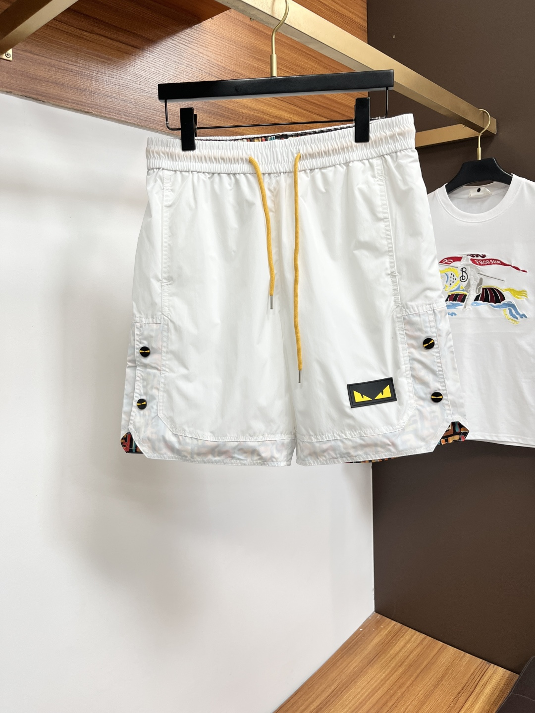 NO:858500,Fendi official website counters are available at the same time, the original order is very good, a super stylish casual shorts, customized original fabric, unique design, top-notch printing technology letter pattern logo, original hardware accessories decoration, extremely outstanding shorts, the materials and craftsmanship are extremely luxurious and exquisite, extremely high grade, handsome and stylish upper body, JZ recommends, size M-3XL,, fendi, shorts,19860909芬迪 官网专柜同步有售,原单狠货,超级有范儿的一款休闲短裤 定制原版面料,独特设计,顶级印花工艺字母图案logo,原版五金辅料装饰,极为翘楚的一款短裤,用料与工艺都极致奢华精湛,档次极高,上身帅气有型, JZ推荐,码数M-3XL,,fendi,shorts,,Men's clothing