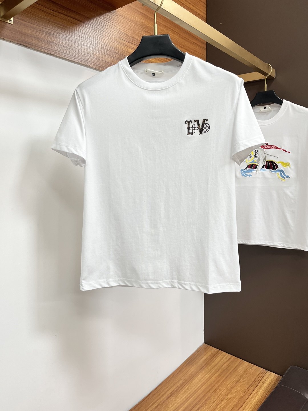 NO:858454,LV 26 spring and summer new brand letter logo logo short-sleeved T-shirt, JZ customized 80-count double-strand mercerized cotton fabric; two colors are shipped together. Sizes M-3XL. Please state your height and weight when ordering, louis vuitton, T-shirt, tees, t-shirt,19860909LV 26春夏新品品牌字母徽标标识短袖T恤,JZ定制80支双股丝光棉面料；两色齐发 尺码M-3XL 报单请报身高体重,,louis vuitton,T-shirt,tees，t-shirt,,Men's clothing