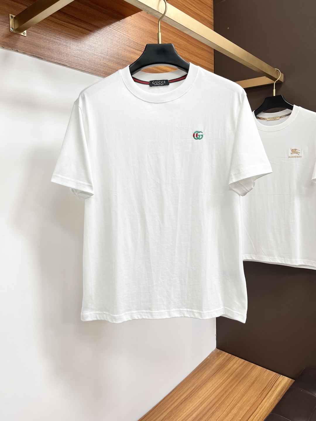 NO:847889,Gucci 26 spring and summer new brand letter logo logo short-sleeved T-shirt, DB customized 80-count double-strand mercerized cotton fabric; two colors are available. Size M-3XL. Please state your height and weight when placing an order, T-shirt, tees, t-shirt,19860909古奇 26春夏新品品牌字母徽标标识短袖T恤,DB定制80支双股丝光棉面料；两色齐发 尺码M-3XL 报单请报身高体重,,T-shirt,tees，t-shirt,,Men's clothing