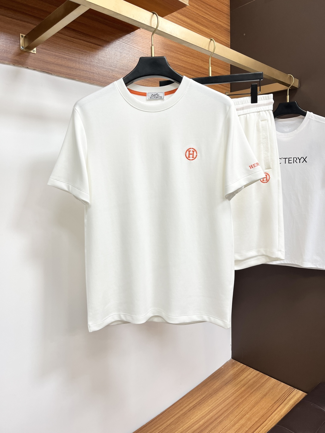 NO:846383,Hermes 2026 spring and summer latest model, same style for men and women, classic design short-sleeved T-shirt shorts suit, slightly expanded version, customized air layer fabric, soft to the touch, comfortable to wear, fine workmanship. The upper body effect is incomparably handsome, AL size M-4XL,, hermes, shorts, T-shirt, tees, t-shirt,19860909爱马仕 2026春夏最新款,男女同款,经典设计短袖T恤短裤套装,微扩版型,定制空气层面料,手感柔软,穿着舒适,做工精细.上身效果无敌帅气,AL码数M-4XL,,hermes,shorts,T-shirt,tees，t-shirt,,Men's clothing