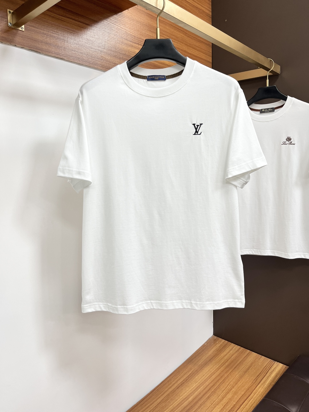 NO:847883,LV 26 spring and summer new brand letter logo logo short-sleeved T-shirt, DB customized 80-count double-strand mercerized cotton fabric; two colors are shipped together. Sizes M-3XL. Please state your height and weight when ordering, louis vuitton, T-shirt, tees, t-shirt,19860909LV 26春夏新品品牌字母徽标标识短袖T恤,DB定制80支双股丝光棉面料；两色齐发 尺码M-3XL 报单请报身高体重,,louis vuitton,T-shirt,tees，t-shirt,,Men's clothing