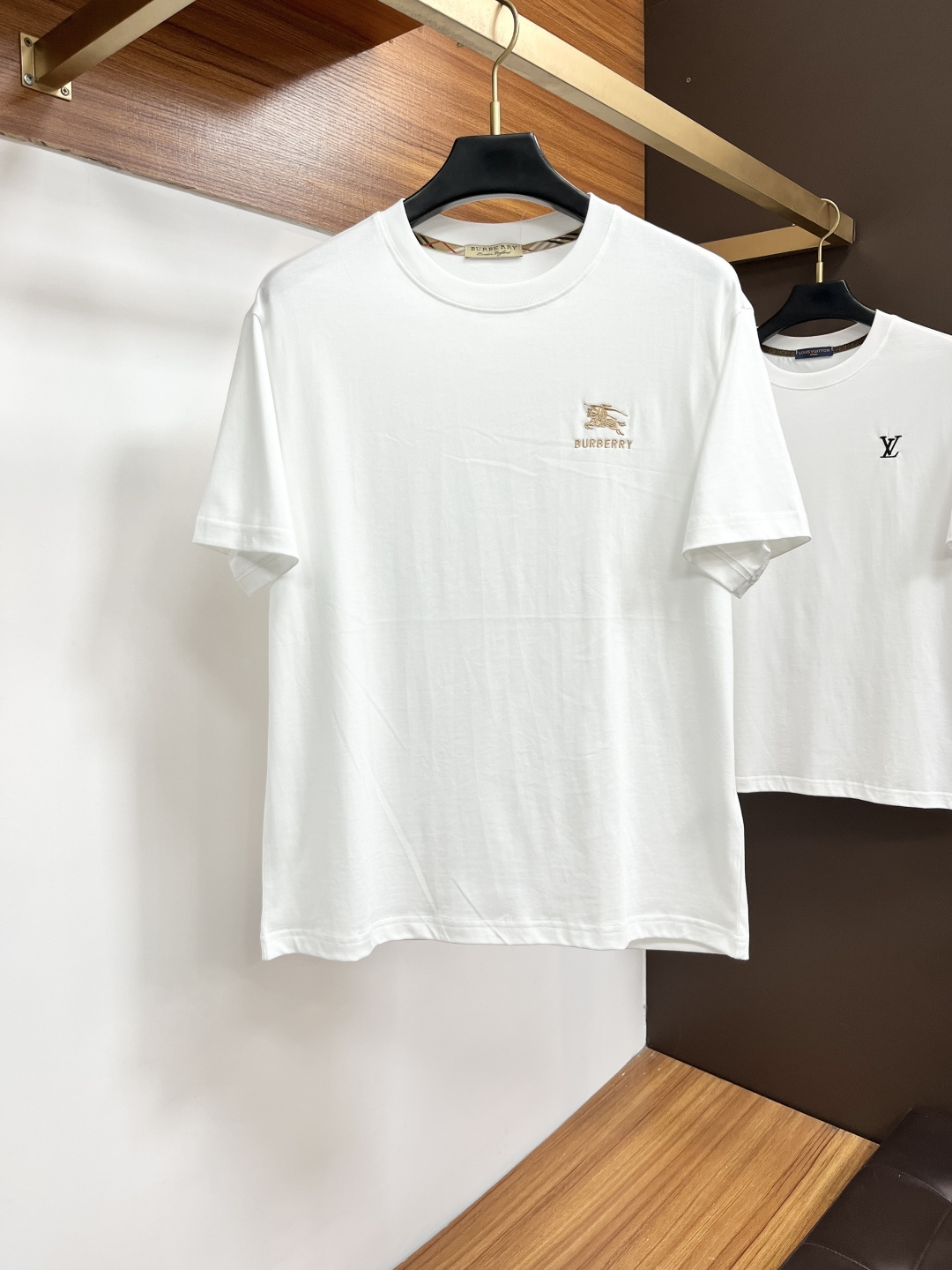 NO:847880,Burberry 26 spring and summer new brand letter logo logo short-sleeved T-shirt, DB customized 80-count double-strand mercerized cotton fabric; two colors are available. Size M-3XL. Please state your height and weight when placing an order, burberry, T-shirt, tees, t-shirt,19860909巴宝莉 26春夏新品品牌字母徽标标识短袖T恤,DB定制80支双股丝光棉面料；两色齐发 尺码M-3XL 报单请报身高体重,,burberry,T-shirt,tees，t-shirt,,Men's clothing