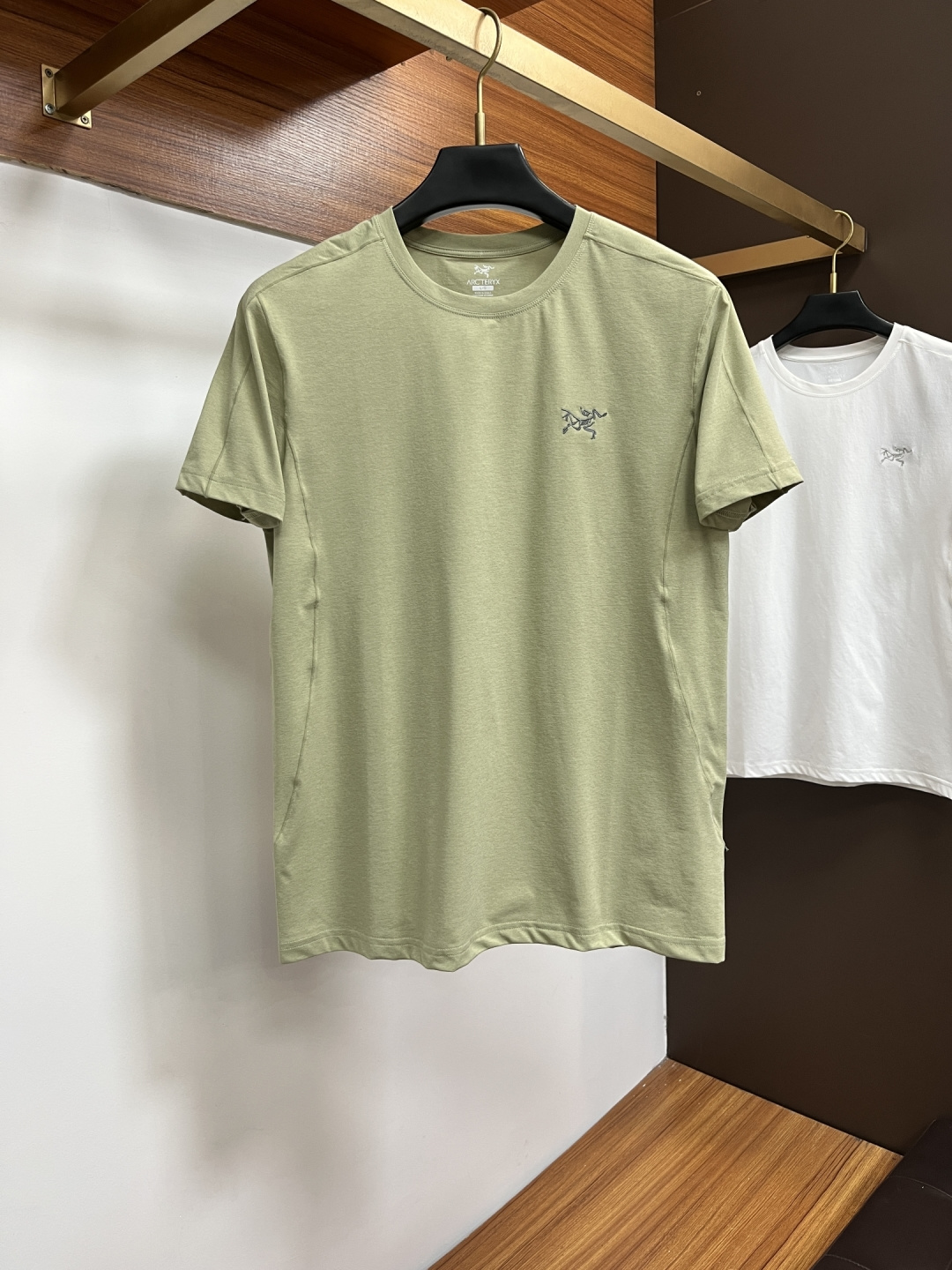 NO:847870,Arc'teryx's high-quality cow-made quick-drying fabric is produced by the same factory. It is a custom-woven four-way elastic fabric that is anti-wrinkle and does not need ironing. It is stretchy, breathable and silky like milk. The upper body is cool and ice-free. It is not afraid of summer. The upper body effect is more stylish. Good products are not often available. It all depends on hand speed!  !  !  Size L-4XL,arc'teryx,19860909始祖鸟 高品质牛货速干面料 同一代工厂出品真的做到 定织的四面弹面料 抗皱 免烫 弹力 透气牛奶般丝滑 上身清凉冰爽 无惧夏日 上身效果更有型好货不常有 全靠手速！！！ 尺码L-4XL,arc'teryx,,Men's clothing