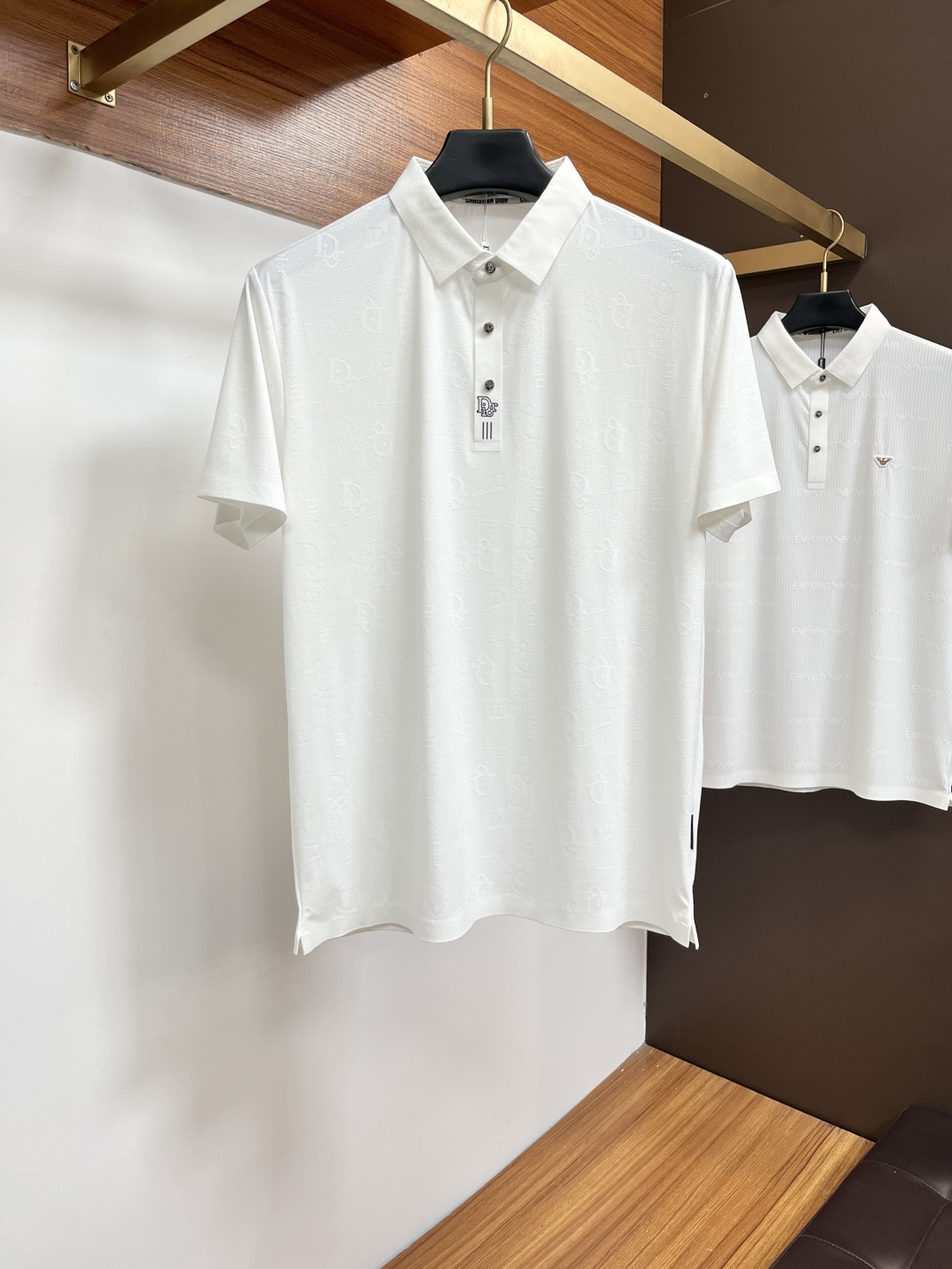 NO:849428,Dior  The classic Polo collar design for spring and summer 2026, with simple single-breasted buttons, neat and smooth lines, cleverly modifying the neck line, showing an elegant gentleman's style. The exquisite brand logo on the left chest uses a seamless gluing process, which is delicate and smooth, revealing a luxurious texture in a low-key manner, showing the brand's ingenuity and pursuit of quality in every detail. Selected high-quality fabrics, soft to the touch  It is soft and smooth, has good breathability, and is comfortable to wear. Whether it is paired with casual trousers to attend business occasions to show professionalism or combined with jeans to create a daily look to create a relaxed and comfortable atmosphere, it can be perfectly adapted. BN helps you interpret various styles with ease and show your unique taste. Sizes M-3XL, dior, jeans,19860909迪奥 2026春夏经典的Polo领设计,搭配简洁的单排扣,线条利落流畅,巧妙修饰颈部线条,彰显优雅绅士格调.左胸处精致的品牌标识,采用无痕压胶工艺,细腻而平整,低调间流露奢华质感,于细微之处展现品牌匠心与品质追求.精选优质面料,触感柔软顺滑,透气性佳,穿着舒适自在.无论是搭配休闲西裤出席商务场合,展现专业干练；还是与牛仔裤组合打造日常造型,营造轻松惬意氛围,它都能完美适配,BN助你以从容姿态诠释多样风格,尽显独特品味.尺码M-3XL,,dior,jeans,,Men's clothing