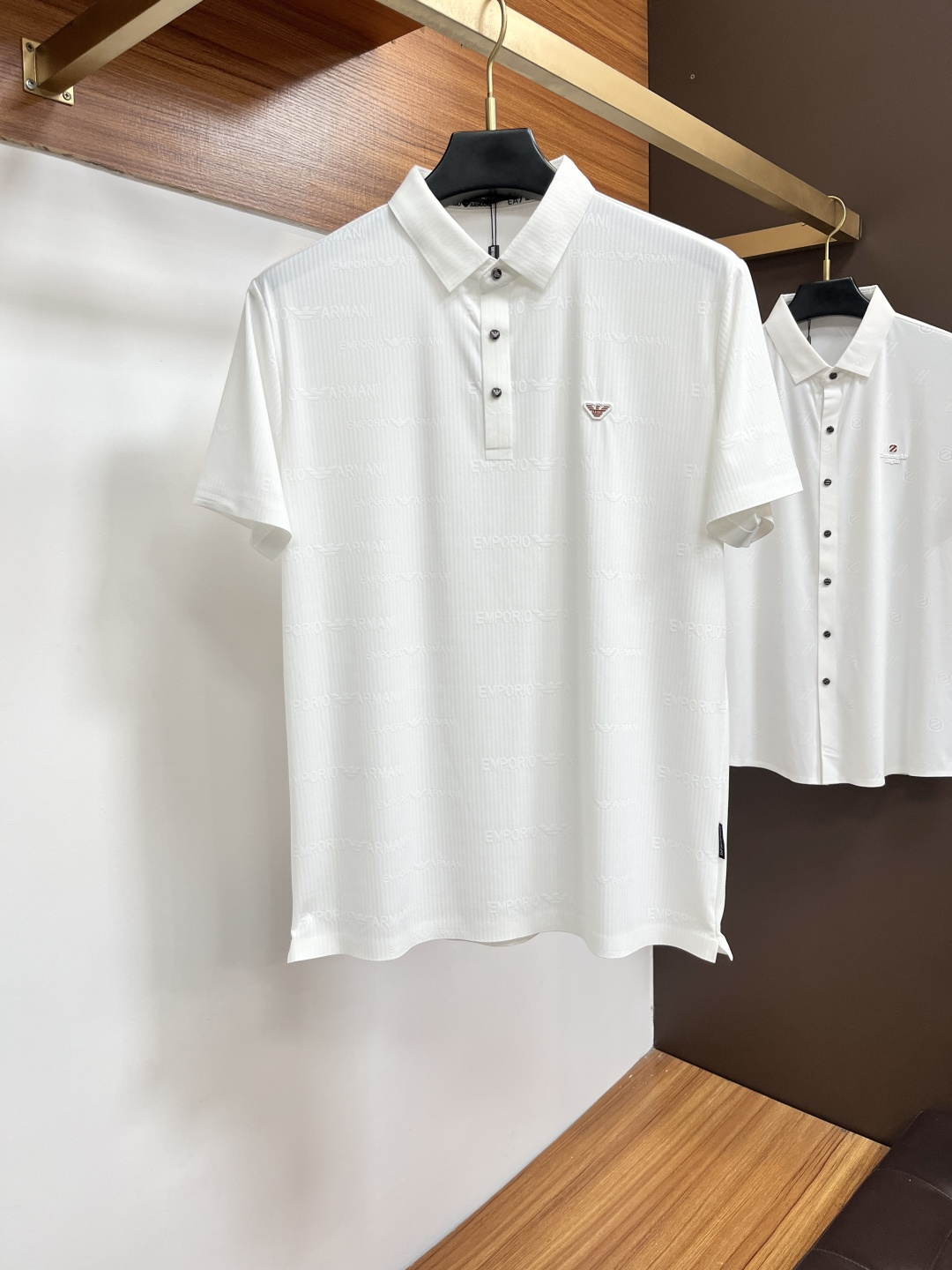 NO:849425,Armani  The classic Polo collar design for spring and summer 2026, with simple single-breasted buttons, neat and smooth lines, cleverly modifying the neck line, showing an elegant gentleman's style. The exquisite brand logo on the left chest uses a seamless gluing process, which is delicate and smooth, revealing a luxurious texture in a low-key manner, showing the brand's ingenuity and pursuit of quality in every detail. Selected high-quality fabrics, soft to the touch  It is smooth, breathable and comfortable to wear. Whether it is paired with casual trousers to attend business occasions to show professionalism or combined with jeans to create a daily look to create a relaxed and comfortable atmosphere, it can be perfectly adapted. BN helps you interpret various styles with ease and show your unique taste. Sizes M-3XL, armani, jeans,19860909阿玛尼 2026春夏经典的Polo领设计,搭配简洁的单排扣,线条利落流畅,巧妙修饰颈部线条,彰显优雅绅士格调.左胸处精致的品牌标识,采用无痕压胶工艺,细腻而平整,低调间流露奢华质感,于细微之处展现品牌匠心与品质追求.精选优质面料,触感柔软顺滑,透气性佳,穿着舒适自在.无论是搭配休闲西裤出席商务场合,展现专业干练；还是与牛仔裤组合打造日常造型,营造轻松惬意氛围,它都能完美适配,BN助你以从容姿态诠释多样风格,尽显独特品味.尺码M-3XL,,armani,jeans,,Men's clothing