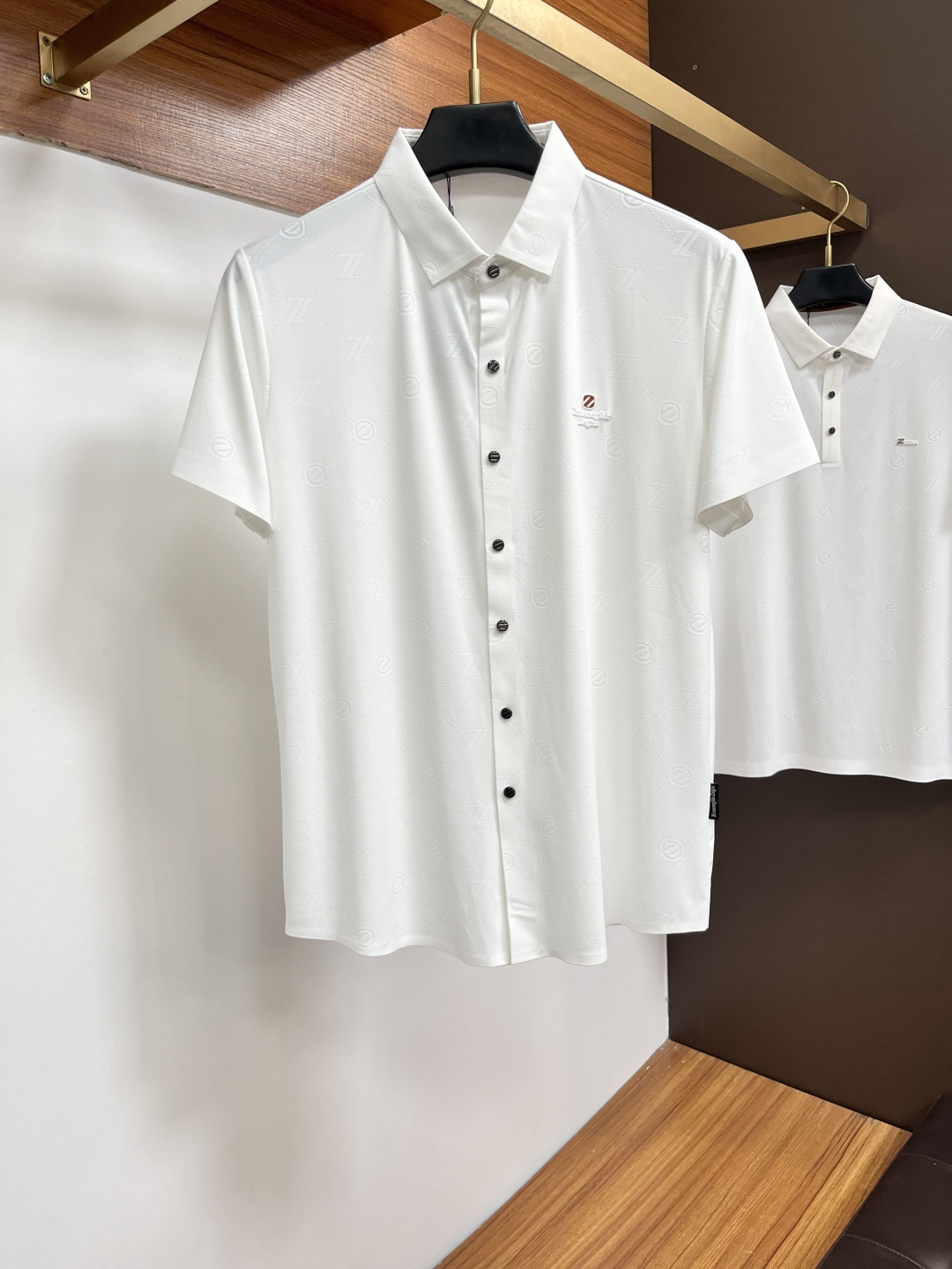 NO:849422,Zegna  The classic Polo collar design for spring and summer 2026, with simple single-breasted buttons, neat and smooth lines, cleverly modifying the neck line, showing an elegant gentleman's style. The exquisite brand logo on the left chest uses a seamless gluing process, which is delicate and smooth, revealing a luxurious texture in a low-key manner, showing the brand's ingenuity and pursuit of quality in every detail. Selected high-quality fabrics, soft to the touch  It is soft and smooth, has good breathability, and is comfortable to wear. Whether it is paired with casual trousers to attend business occasions to show professionalism or combined with jeans to create a daily look to create a relaxed and comfortable atmosphere, it can be perfectly adapted. BN helps you interpret various styles with ease and show your unique taste. Sizes M-3XL,,zegna,jeans,19860909杰尼亚 2026春夏经典的Polo领设计,搭配简洁的单排扣,线条利落流畅,巧妙修饰颈部线条,彰显优雅绅士格调.左胸处精致的品牌标识,采用无痕压胶工艺,细腻而平整,低调间流露奢华质感,于细微之处展现品牌匠心与品质追求.精选优质面料,触感柔软顺滑,透气性佳,穿着舒适自在.无论是搭配休闲西裤出席商务场合,展现专业干练；还是与牛仔裤组合打造日常造型,营造轻松惬意氛围,它都能完美适配,BN助你以从容姿态诠释多样风格,尽显独特品味.尺码M-3XL,,zegna,jeans,,Men's clothing