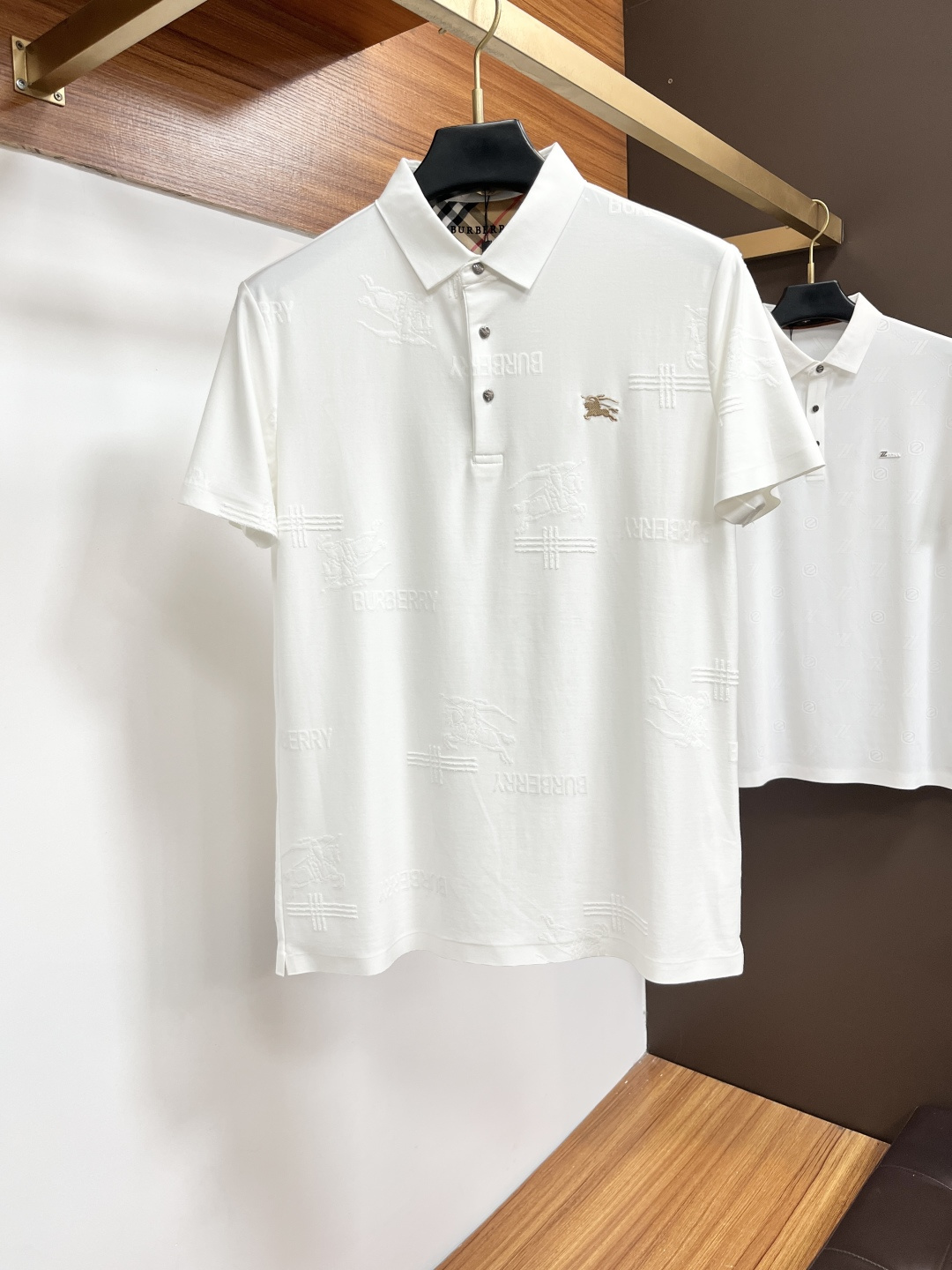 NO:849420,Burberry  The classic Polo collar design for spring and summer 2026, with simple single-breasted buttons, neat and smooth lines, cleverly modifying the neck line, showing an elegant gentleman's style. The exquisite brand logo on the left chest uses a seamless gluing process, which is delicate and smooth, showing a luxurious texture in a low-key manner, showing the brand's ingenuity and pursuit of quality in every detail. Selected high-quality fabrics, soft and smooth to the touch  It is slippery, has good breathability, and is comfortable to wear. Whether it is worn with casual trousers to attend business occasions to show professionalism; or combined with jeans to create a daily look to create a relaxed and comfortable atmosphere, it can be perfectly adapted. BN helps you interpret various styles with ease and show your unique taste. Sizes M-3XL, burberry, jeans,19860909巴宝莉 2026春夏经典的Polo领设计,搭配简洁的单排扣,线条利落流畅,巧妙修饰颈部线条,彰显优雅绅士格调.左胸处精致的品牌标识,采用无痕压胶工艺,细腻而平整,低调间流露奢华质感,于细微之处展现品牌匠心与品质追求.精选优质面料,触感柔软顺滑,透气性佳,穿着舒适自在.无论是搭配休闲西裤出席商务场合,展现专业干练；还是与牛仔裤组合打造日常造型,营造轻松惬意氛围,它都能完美适配,BN助你以从容姿态诠释多样风格,尽显独特品味.尺码M-3XL,,burberry,jeans,,Men's clothing