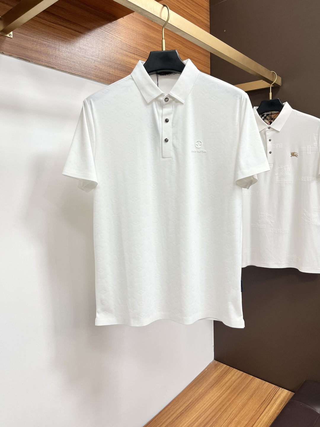 NO:849416,LV  The classic Polo collar design for spring and summer 2026, with simple single-breasted buttons, neat and smooth lines, cleverly modifying the neck line, showing an elegant gentleman's style. The exquisite brand logo on the left chest uses a seamless gluing process, which is delicate and smooth, showing a luxurious texture in a low-key manner, showing the brand's ingenuity and pursuit of quality in every detail. Selected high-quality fabrics,  It feels soft and smooth, has good breathability, and is comfortable to wear. Whether it is paired with casual trousers to attend business occasions to show professionalism or combined with jeans to create a daily look to create a relaxed and comfortable atmosphere, it can be perfectly adapted. BN helps you interpret various styles with ease and show your unique taste. Sizes M-3XL, Louis  vuitton,jeans,19860909LV 2026春夏经典的Polo领设计,搭配简洁的单排扣,线条利落流畅,巧妙修饰颈部线条,彰显优雅绅士格调.左胸处精致的品牌标识,采用无痕压胶工艺,细腻而平整,低调间流露奢华质感,于细微之处展现品牌匠心与品质追求.精选优质面料,触感柔软顺滑,透气性佳,穿着舒适自在.无论是搭配休闲西裤出席商务场合,展现专业干练；还是与牛仔裤组合打造日常造型,营造轻松惬意氛围,它都能完美适配,BN助你以从容姿态诠释多样风格,尽显独特品味.尺码M-3XL,,louis vuitton,jeans,,Men's clothing