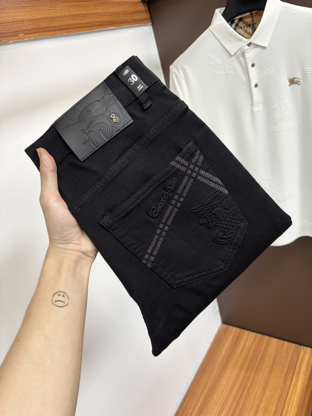 NO:910577,Burberry's 2026 summer latest jeans are stress-free when entering and leaving the store. Best-selling models in the counter. Taste and value are shared. Very comfortable to wear. Low-key yet luxurious. Very classy to wear. Needless to say the trousers style and cut. The upper body is exquisite and vivid. Real first-class top quality. Really palace-level casual pants, using Turkish cotton to produce the most famous denim. Excellent quality. After heavy washing, the pants are very soft. Straight-leg version.  Don’t be picky. The upper body is absolutely stylish. CX25 is extremely luxurious!  Size 29-38,,burberry,jeans,19860909巴宝莉 2026年夏季最新品牛仔裤出入专卖店无压力 专柜热销款 品味与价值共享 身穿着非常舒适 低调不失奢华 穿出去非常有档次,裤型款式和裁剪亦无需多言 上身精致跃然.真正一等一顶级质料 真正殿堂级的休闲裤,选用土耳其的棉花 生产出最有名的单宁布 品质卓然 经过重水洗使得裤子很柔软 直脚的版型 不挑人 上身绝对的有型 CX25 极度奢华！尺码29-38,,burberry,jeans,,Men's clothing