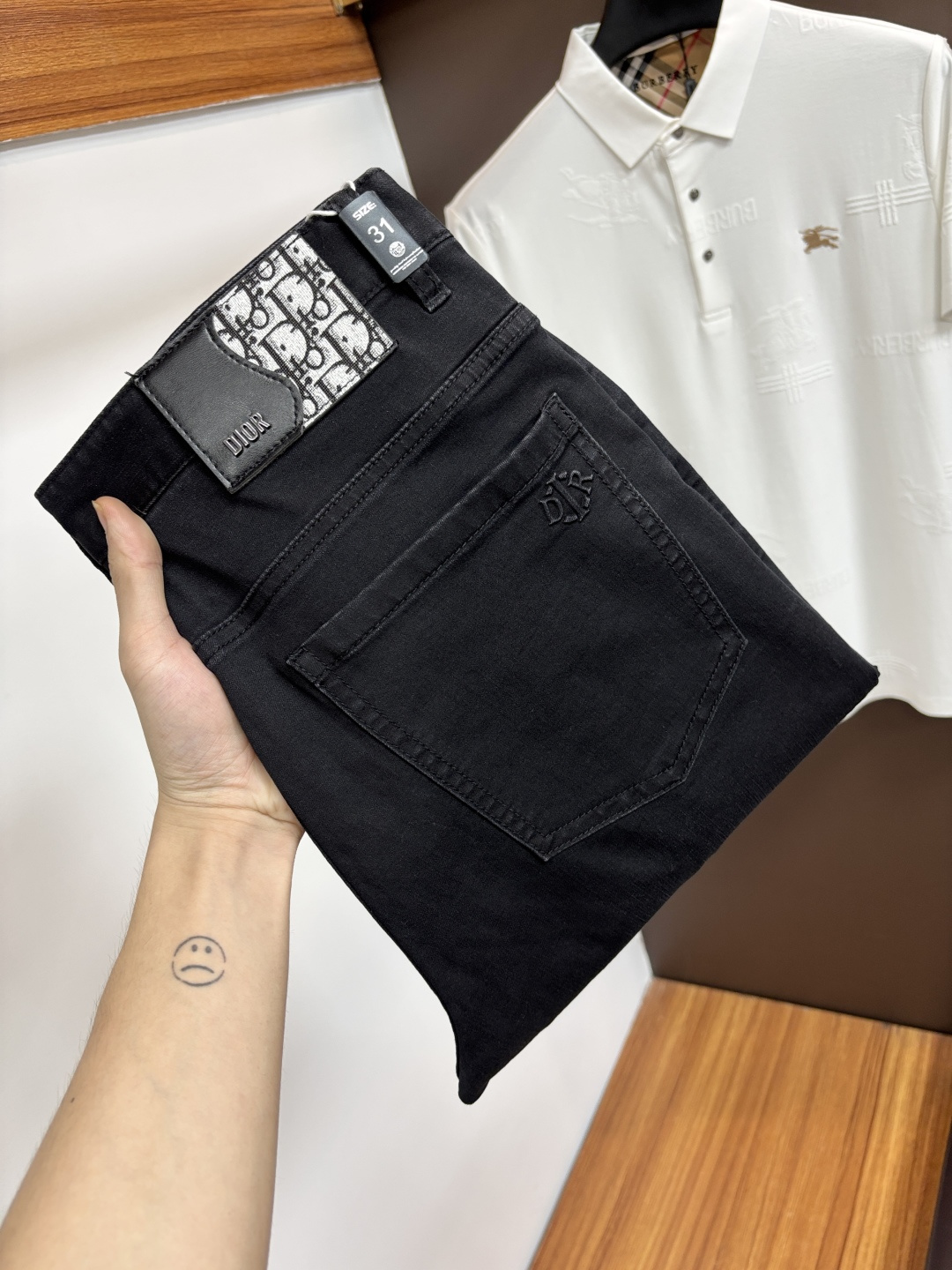 NO:910574,Dior's latest 2026 summer jeans are stress-free when entering and leaving the store. Best-selling models in the counter. Taste and value are shared. Very comfortable to wear. Low-key yet luxurious. Very classy to wear. Needless to say the trousers style and cut. The upper body is exquisite and vivid. Real first-class top quality. Really palace-level casual pants, using Turkish cotton to produce the most famous denim. Excellent quality. Heavy washing makes the pants very soft. Straight-leg version.  Don’t be picky. The upper body is absolutely stylish. CX25 is extremely luxurious!  Size 29-38,,dior,jeans,19860909迪奥 2026年夏季最新品牛仔裤出入专卖店无压力 专柜热销款 品味与价值共享 身穿着非常舒适 低调不失奢华 穿出去非常有档次,裤型款式和裁剪亦无需多言 上身精致跃然.真正一等一顶级质料 真正殿堂级的休闲裤,选用土耳其的棉花 生产出最有名的单宁布 品质卓然 经过重水洗使得裤子很柔软 直脚的版型 不挑人 上身绝对的有型 CX25 极度奢华！尺码29-38,,dior,jeans,,Men's clothing