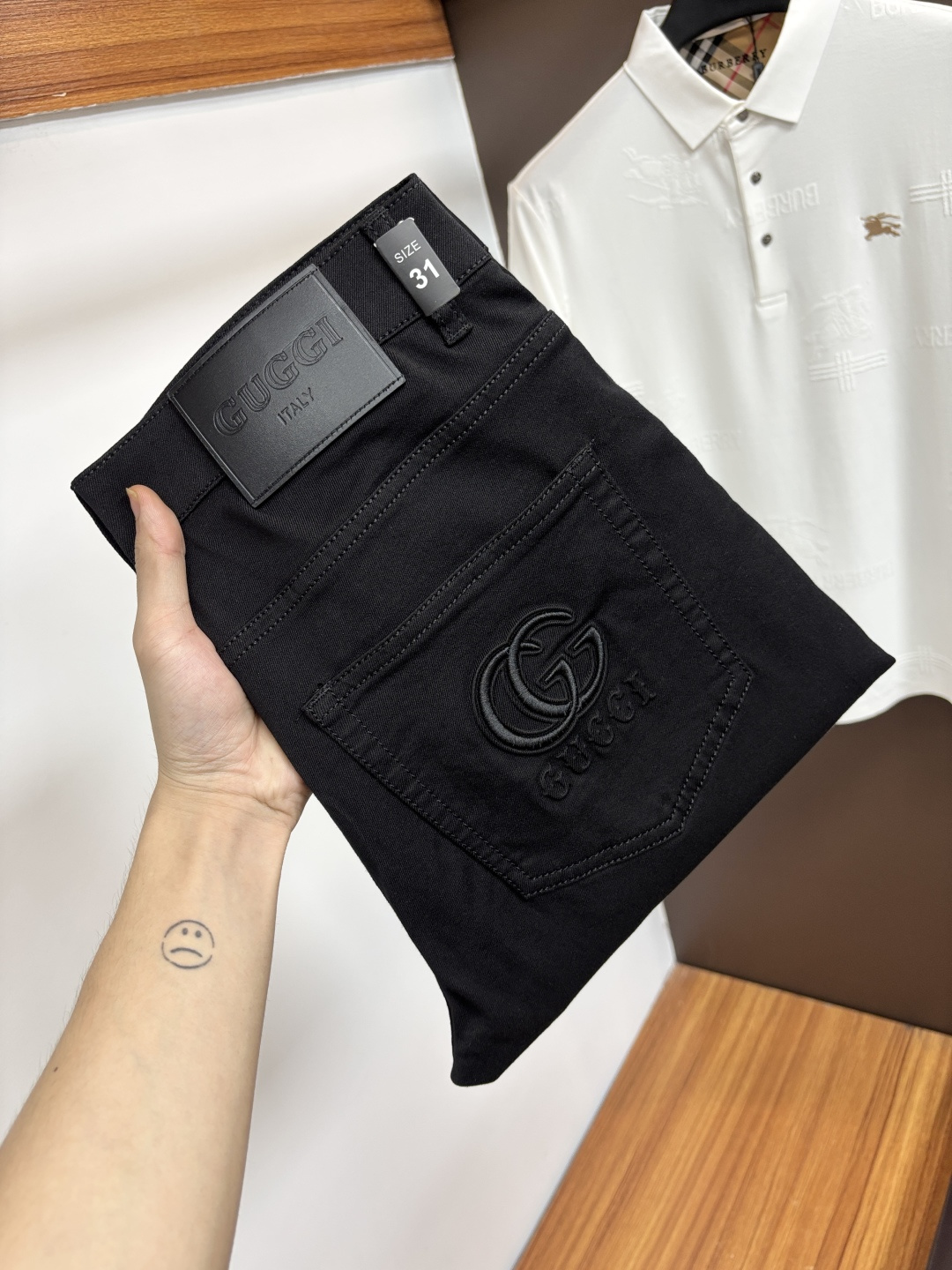 NO:925959,Gucci's latest 2026 summer jeans are stress-free in and out of the store. Best-selling models in the counter. Taste and value are shared. Very comfortable to wear. Low-key yet luxurious. Very classy to wear. Needless to say the trousers style and cut. The upper body is exquisite and vivid. Real first-class top quality. Really palace-level casual pants, using Turkish cotton. The most famous denim is produced. The quality is outstanding. After heavy washing, the pants are very soft. Straight-leg version.  Don’t be picky. The upper body is absolutely stylish. CX25 is extremely luxurious!  Size 29-38,,jeans,19860909古奇 2026年夏季最新品牛仔裤出入专卖店无压力 专柜热销款 品味与价值共享 身穿着非常舒适 低调不失奢华 穿出去非常有档次,裤型款式和裁剪亦无需多言 上身精致跃然.真正一等一顶级质料 真正殿堂级的休闲裤,选用土耳其的棉花 生产出最有名的单宁布 品质卓然 经过重水洗使得裤子很柔软 直脚的版型 不挑人 上身绝对的有型 CX25 极度奢华！尺码29-38,,jeans,,Men's clothing
