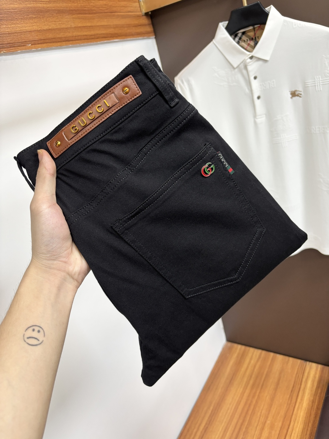 NO:849413,Gucci's latest 2026 spring jeans are stress-free in and out of the store. Best-selling models in the counter. Shared taste and value. Very comfortable to wear. Low-key yet luxurious. Very classy to wear. Needless to say the trousers style and cut. The upper body is exquisite and vivid. Really first-class and top-quality materials. Really palace-level casual pants, using Turkish cotton. The most famous denim is produced. The quality is outstanding. Heavy washing makes the pants very soft. Straight-leg version.  Don’t be picky. The upper body is absolutely stylish. CX25 is extremely luxurious!  Size 29-38,,jeans,19860909古奇 2026年春季最新品牛仔裤出入专卖店无压力 专柜热销款 品味与价值共享 身穿着非常舒适 低调不失奢华 穿出去非常有档次,裤型款式和裁剪亦无需多言 上身精致跃然.真正一等一顶级质料 真正殿堂级的休闲裤,选用土耳其的棉花 生产出最有名的单宁布 品质卓然 经过重水洗使得裤子很柔软 直脚的版型 不挑人 上身绝对的有型 CX25 极度奢华！尺码29-38,,jeans,,Men's clothing