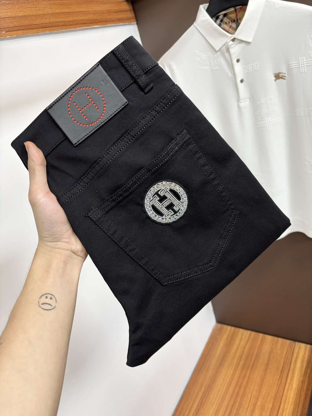 NO:849411,Hermès' latest 2026 spring jeans are stress-free to enter and leave the store. Best-selling models in the counter. Taste and value are shared. Very comfortable to wear. Low-key yet luxurious. Very classy to wear. Needless to say the trousers style and cut. The upper body is exquisite and vivid. Real first-class and top-quality materials. Really palace-level casual pants, using Turkish cotton to produce the most famous denim. Excellent quality. Heavy washing makes the pants very soft. Straight-leg version.  Don’t be picky. The upper body is absolutely stylish. CX25 is extremely luxurious!  Size 29-38,,hermes,jeans,19860909爱马仕 2026年春季最新品牛仔裤出入专卖店无压力 专柜热销款 品味与价值共享 身穿着非常舒适 低调不失奢华 穿出去非常有档次,裤型款式和裁剪亦无需多言 上身精致跃然.真正一等一顶级质料 真正殿堂级的休闲裤,选用土耳其的棉花 生产出最有名的单宁布 品质卓然 经过重水洗使得裤子很柔软 直脚的版型 不挑人 上身绝对的有型 CX25 极度奢华！尺码29-38,,hermes,jeans,,Men's clothing