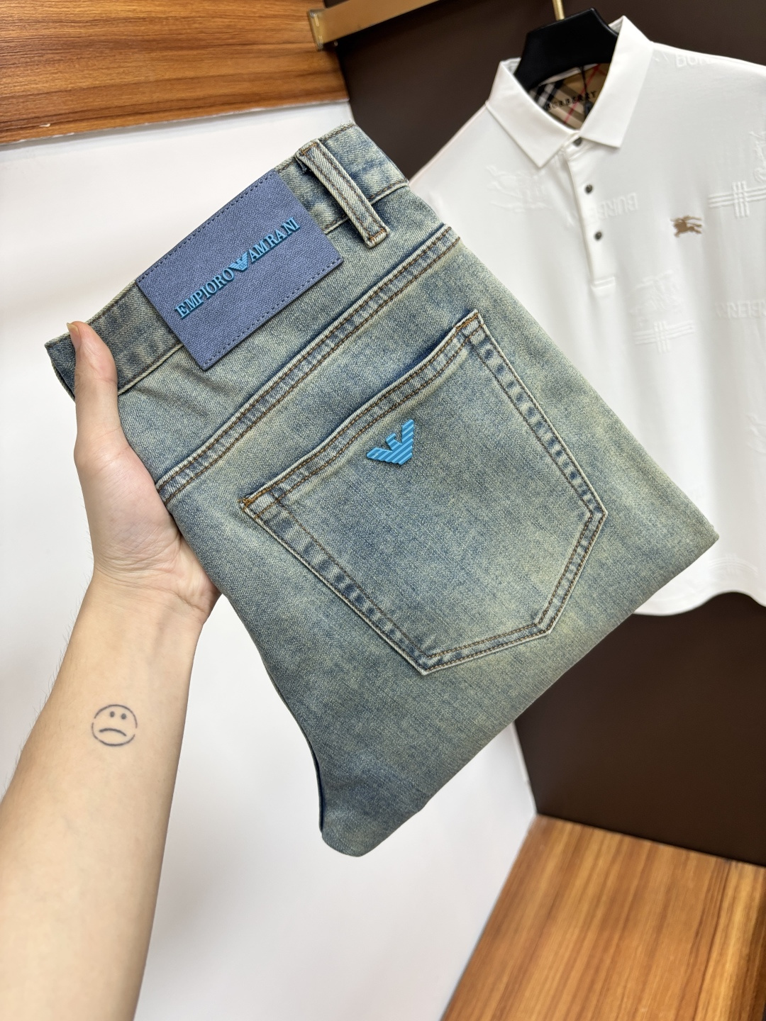 NO:916051,Armani's latest 2026 spring jeans are stress-free to enter and leave the store. Best-selling models in the counter. Shared taste and value. Very comfortable to wear. Low-key yet luxurious. Very classy to wear. Needless to say the trousers style and cut. The upper body is exquisite and vivid. Really first-class and top-quality materials. Really palace-level casual pants, using Turkish cotton to produce the most famous denim. Excellent quality. Heavy washing makes the pants very soft. Straight-leg version.  Don’t be picky. The upper body is absolutely stylish. CX25 is extremely luxurious!  Size 29-38,,armani,jeans,19860909阿玛尼 2026年春季最新品牛仔裤出入专卖店无压力 专柜热销款 品味与价值共享 身穿着非常舒适 低调不失奢华 穿出去非常有档次,裤型款式和裁剪亦无需多言 上身精致跃然.真正一等一顶级质料 真正殿堂级的休闲裤,选用土耳其的棉花 生产出最有名的单宁布 品质卓然 经过重水洗使得裤子很柔软 直脚的版型 不挑人 上身绝对的有型 CX25 极度奢华！尺码29-38,,armani,jeans,,Men's clothing