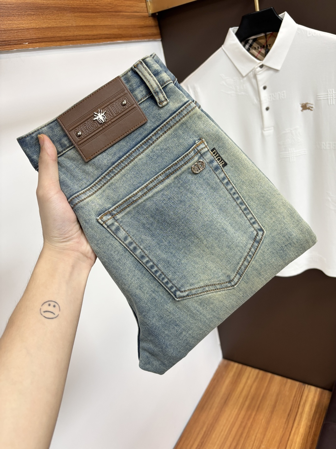 NO:916048,Dior's latest jeans in spring 2026 are stress-free when entering and leaving the store. Best-selling models in the counter. Taste and value are shared. Very comfortable to wear. Low-key yet luxurious. Very classy to wear. Needless to say the trousers style and cut. The upper body is exquisite and vivid. Really first-class and top-quality materials. Really palace-level casual pants, using Turkish cotton to produce the most famous denim. Excellent quality. Heavy washing makes the pants very soft. Straight-leg version.  Don’t be picky. The upper body is absolutely stylish. CX25 is extremely luxurious!  Size 29-38,,dior,jeans,19860909迪奥 2026年春季最新品牛仔裤出入专卖店无压力 专柜热销款 品味与价值共享 身穿着非常舒适 低调不失奢华 穿出去非常有档次,裤型款式和裁剪亦无需多言 上身精致跃然.真正一等一顶级质料 真正殿堂级的休闲裤,选用土耳其的棉花 生产出最有名的单宁布 品质卓然 经过重水洗使得裤子很柔软 直脚的版型 不挑人 上身绝对的有型 CX25 极度奢华！尺码29-38,,dior,jeans,,Men's clothing