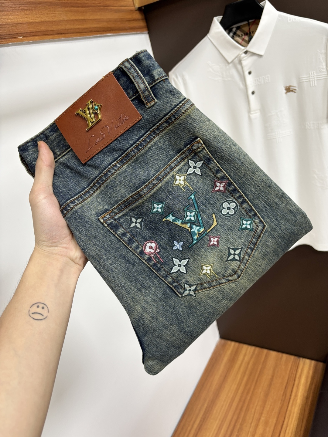 NO:916045,LV’s latest jeans in spring 2026 are stress-free when entering and leaving the store. Best-selling models in the counter. Taste and value are shared. Very comfortable to wear. Low-key yet luxurious. Very classy to wear. Needless to say the trousers style and cut. The upper body is exquisite and vivid. Really first-class and top-quality materials. Really palace-level casual pants, using Turkish cotton. The most famous denim is produced. The quality is outstanding. After heavy washing, the pants are very soft. The straight-leg version is not picky.  The upper body is absolutely stylish. CX25 is extremely luxurious!  Size 29-38,,louis vuitton,jeans,19860909LV 2026年春季最新品牛仔裤出入专卖店无压力 专柜热销款 品味与价值共享 身穿着非常舒适 低调不失奢华 穿出去非常有档次,裤型款式和裁剪亦无需多言 上身精致跃然.真正一等一顶级质料 真正殿堂级的休闲裤,选用土耳其的棉花 生产出最有名的单宁布 品质卓然 经过重水洗使得裤子很柔软 直脚的版型 不挑人 上身绝对的有型 CX25 极度奢华！尺码29-38,,louis vuitton,jeans,,Men's clothing
