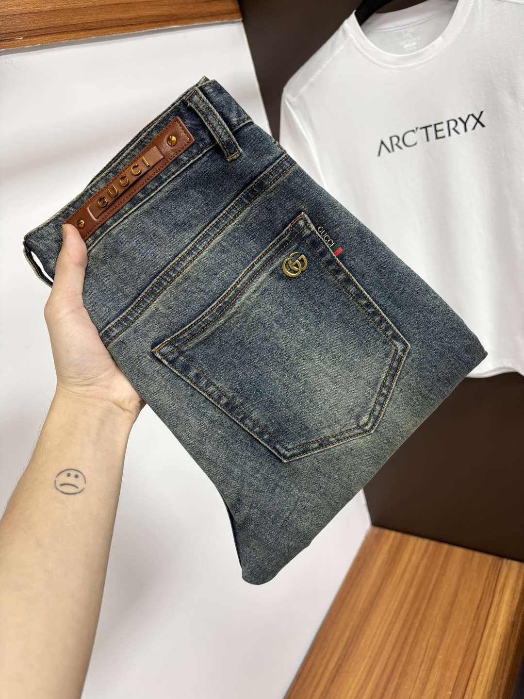 NO:916042,Gucci's latest 2026 spring jeans are stress-free in and out of the store. Best-selling models in the counter. Shared taste and value. Very comfortable to wear. Low-key yet luxurious. Very classy to wear. Needless to say the trousers style and cut. The upper body is exquisite and vivid. Really first-class and top-quality materials. Really palace-level casual pants, using Turkish cotton. The most famous denim is produced. The quality is outstanding. Heavy washing makes the pants very soft. Straight-leg version.  Don’t be picky. The upper body is absolutely stylish. CX25 is extremely luxurious!  Size 29-38,,jeans,19860909古奇 2026年春季最新品牛仔裤出入专卖店无压力 专柜热销款 品味与价值共享 身穿着非常舒适 低调不失奢华 穿出去非常有档次,裤型款式和裁剪亦无需多言 上身精致跃然.真正一等一顶级质料 真正殿堂级的休闲裤,选用土耳其的棉花 生产出最有名的单宁布 品质卓然 经过重水洗使得裤子很柔软 直脚的版型 不挑人 上身绝对的有型 CX25 极度奢华！尺码29-38,,jeans,,Men's clothing