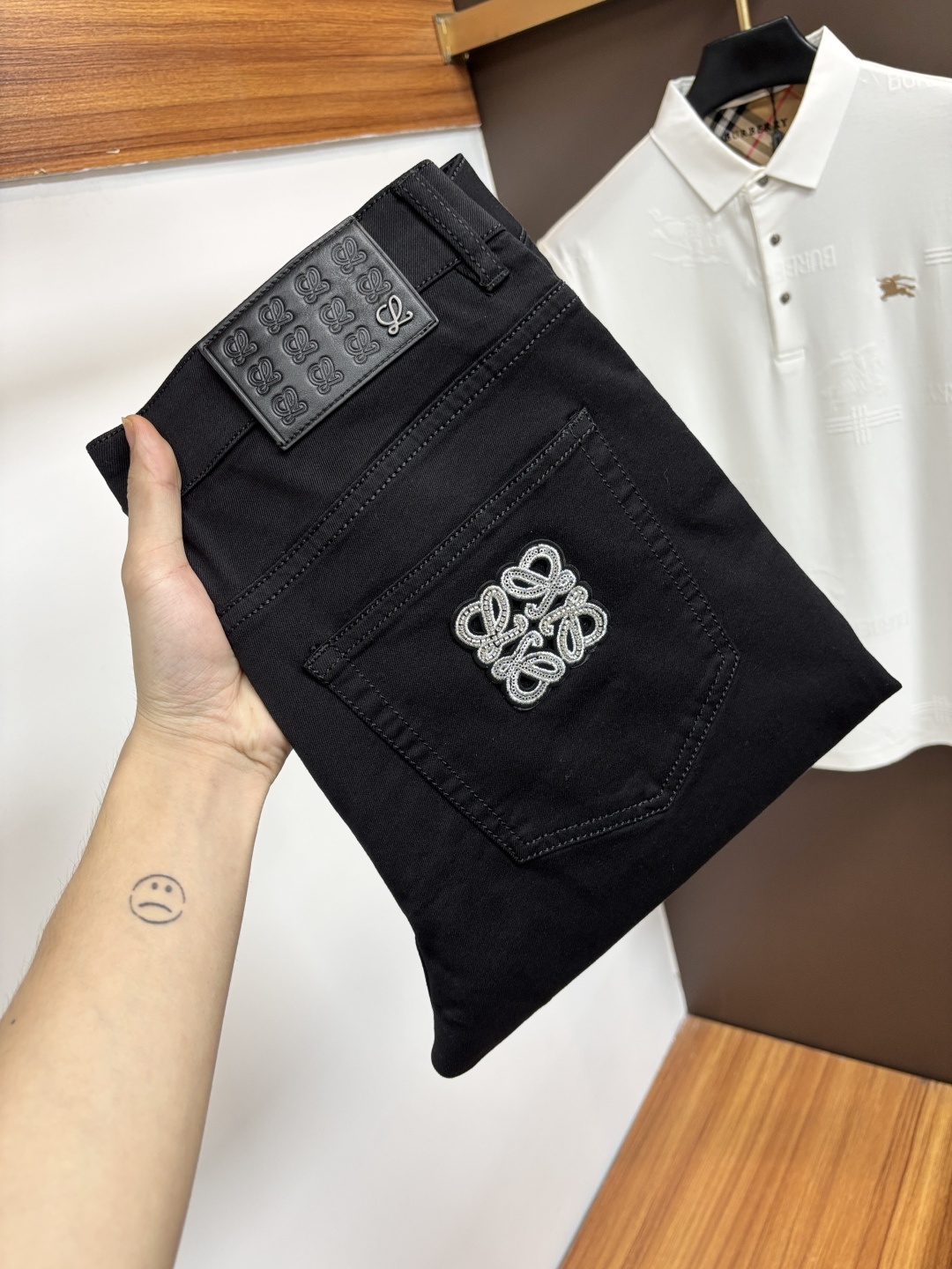 NO:910561,Loewe's latest jeans in spring 2026 are stress-free when entering and leaving the store. Best-selling models in the counter. Taste and value are shared. Very comfortable to wear. Low-key yet luxurious. Very classy to wear. Needless to say the trousers style and cut. The upper body is exquisite and vivid. Really first-class and top-quality materials. Really palace-level casual pants, using Turkish cotton to produce the most famous denim. Excellent quality. Heavy washing makes the pants very soft. Straight-leg version.  Don’t be picky. The upper body is absolutely stylish. CX25 is extremely luxurious!  Size 29-38,,loewe,jeans,19860909罗意威 2026年春季最新品牛仔裤出入专卖店无压力 专柜热销款 品味与价值共享 身穿着非常舒适 低调不失奢华 穿出去非常有档次,裤型款式和裁剪亦无需多言 上身精致跃然.真正一等一顶级质料 真正殿堂级的休闲裤,选用土耳其的棉花 生产出最有名的单宁布 品质卓然 经过重水洗使得裤子很柔软 直脚的版型 不挑人 上身绝对的有型 CX25 极度奢华！尺码29-38,,loewe,jeans,,Men's clothing