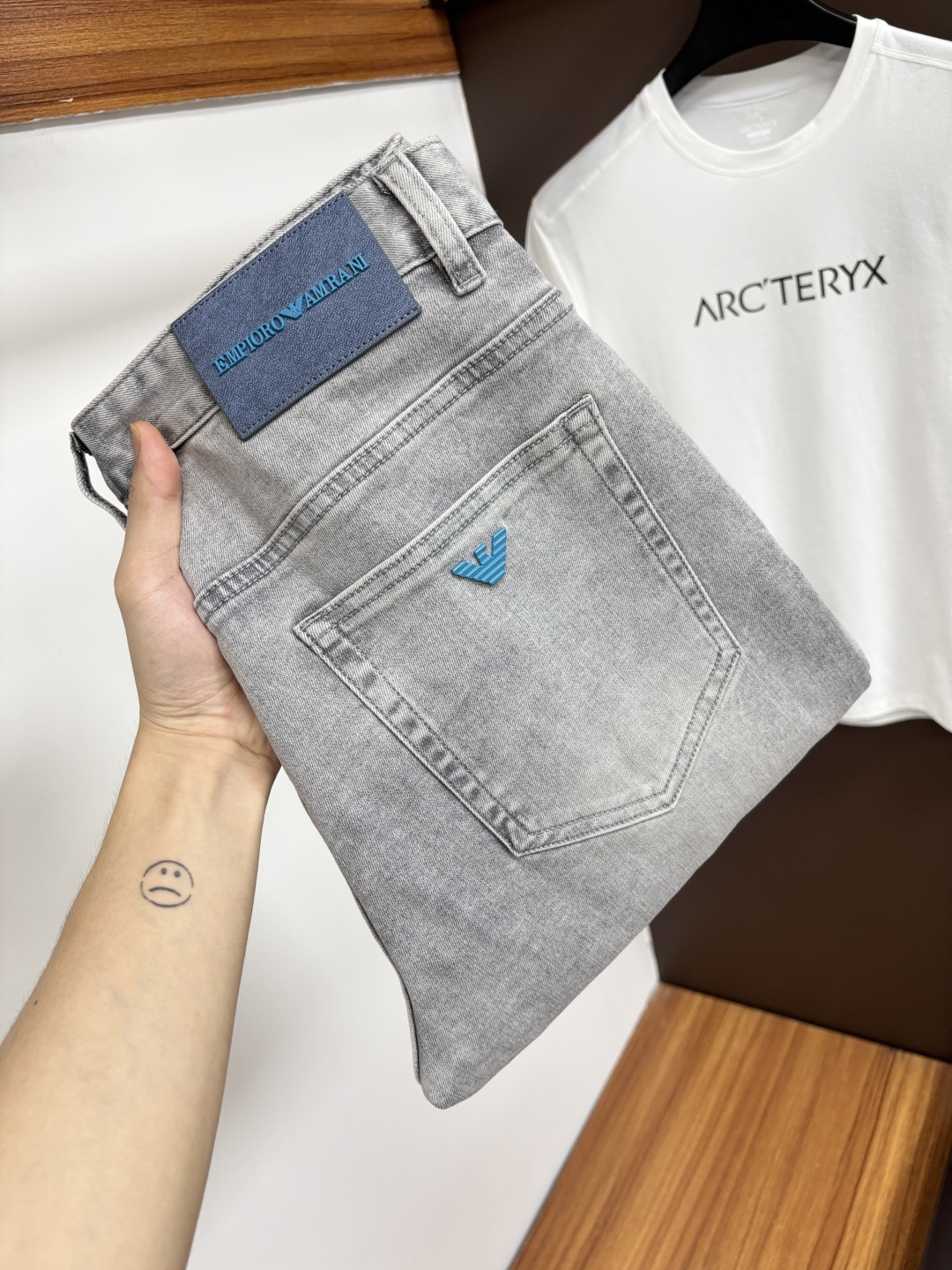 NO:910567,Armani's 2026 summer latest jeans are stress-free when entering and leaving the store. Best-selling models in the counter. Taste and value are shared. Very comfortable to wear. Low-key yet luxurious. Very classy to wear. Needless to say the trousers style and cut. The upper body is exquisite and vivid. Really first-class and top-quality materials. Really palace-level casual pants, using Turkish cotton to produce the most famous denim. Excellent quality. Heavy washing makes the trousers very soft. Straight-leg version.  Don’t be picky. The upper body is absolutely stylish. CX25 is extremely luxurious!  Size 29-38,,armani,jeans,19860909阿玛尼 2026年夏季最新品牛仔裤出入专卖店无压力 专柜热销款 品味与价值共享 身穿着非常舒适 低调不失奢华 穿出去非常有档次,裤型款式和裁剪亦无需多言 上身精致跃然.真正一等一顶级质料 真正殿堂级的休闲裤,选用土耳其的棉花 生产出最有名的单宁布 品质卓然 经过重水洗使得裤子很柔软 直脚的版型 不挑人 上身绝对的有型 CX25 极度奢华！尺码29-38,,armani,jeans,,Men's clothing