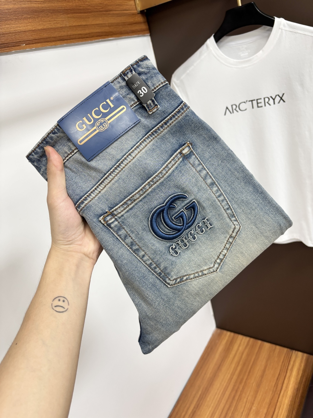 NO:910571,Gucci's latest 2026 summer jeans are stress-free in and out of the store. Best-selling models in the counter. Taste and value are shared. Very comfortable to wear. Low-key yet luxurious. Very classy to wear. Needless to say the trousers style and cut. The upper body is exquisite and vivid. Real first-class top quality. Really palace-level casual pants, using Turkish cotton. The most famous denim is produced. The quality is outstanding. After heavy washing, the pants are very soft. Straight-leg version.  Don’t be picky. The upper body is absolutely stylish. CX25 is extremely luxurious!  Size 29-38,,jeans,19860909古奇 2026年夏季最新品牛仔裤出入专卖店无压力 专柜热销款 品味与价值共享 身穿着非常舒适 低调不失奢华 穿出去非常有档次,裤型款式和裁剪亦无需多言 上身精致跃然.真正一等一顶级质料 真正殿堂级的休闲裤,选用土耳其的棉花 生产出最有名的单宁布 品质卓然 经过重水洗使得裤子很柔软 直脚的版型 不挑人 上身绝对的有型 CX25 极度奢华！尺码29-38,,jeans,,Men's clothing