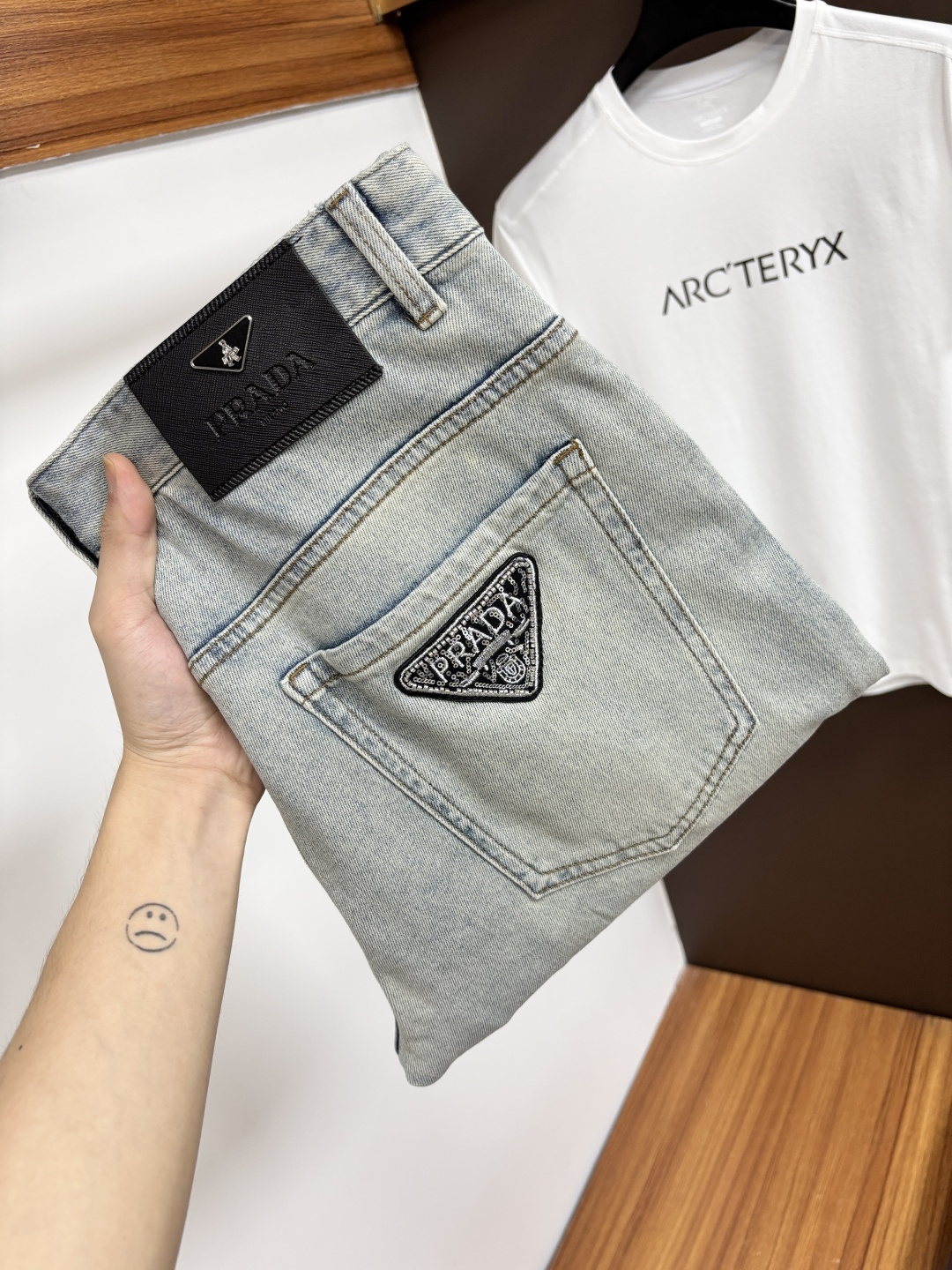 NO:925950,Prada's 2026 summer latest jeans are stress-free when entering and leaving the store. Best-selling models in the counter. Taste and value are shared. Very comfortable to wear. Low-key yet luxurious. Very classy to wear. Needless to say the trousers style and cut. The upper body is exquisite and vivid. Really first-class and top-quality materials. Really palace-level casual pants, using Turkish cotton to produce the most famous denim. Excellent quality. Heavy washing makes the pants very soft. Straight-leg version.  Don’t be picky. The upper body is absolutely stylish. CX25 is extremely luxurious!  Size 29-38,,prada,jeans,19860909普拉达 2026年夏季最新品牛仔裤出入专卖店无压力 专柜热销款 品味与价值共享 身穿着非常舒适 低调不失奢华 穿出去非常有档次,裤型款式和裁剪亦无需多言 上身精致跃然.真正一等一顶级质料 真正殿堂级的休闲裤,选用土耳其的棉花 生产出最有名的单宁布 品质卓然 经过重水洗使得裤子很柔软 直脚的版型 不挑人 上身绝对的有型 CX25 极度奢华！尺码29-38,,prada,jeans,,Men's clothing