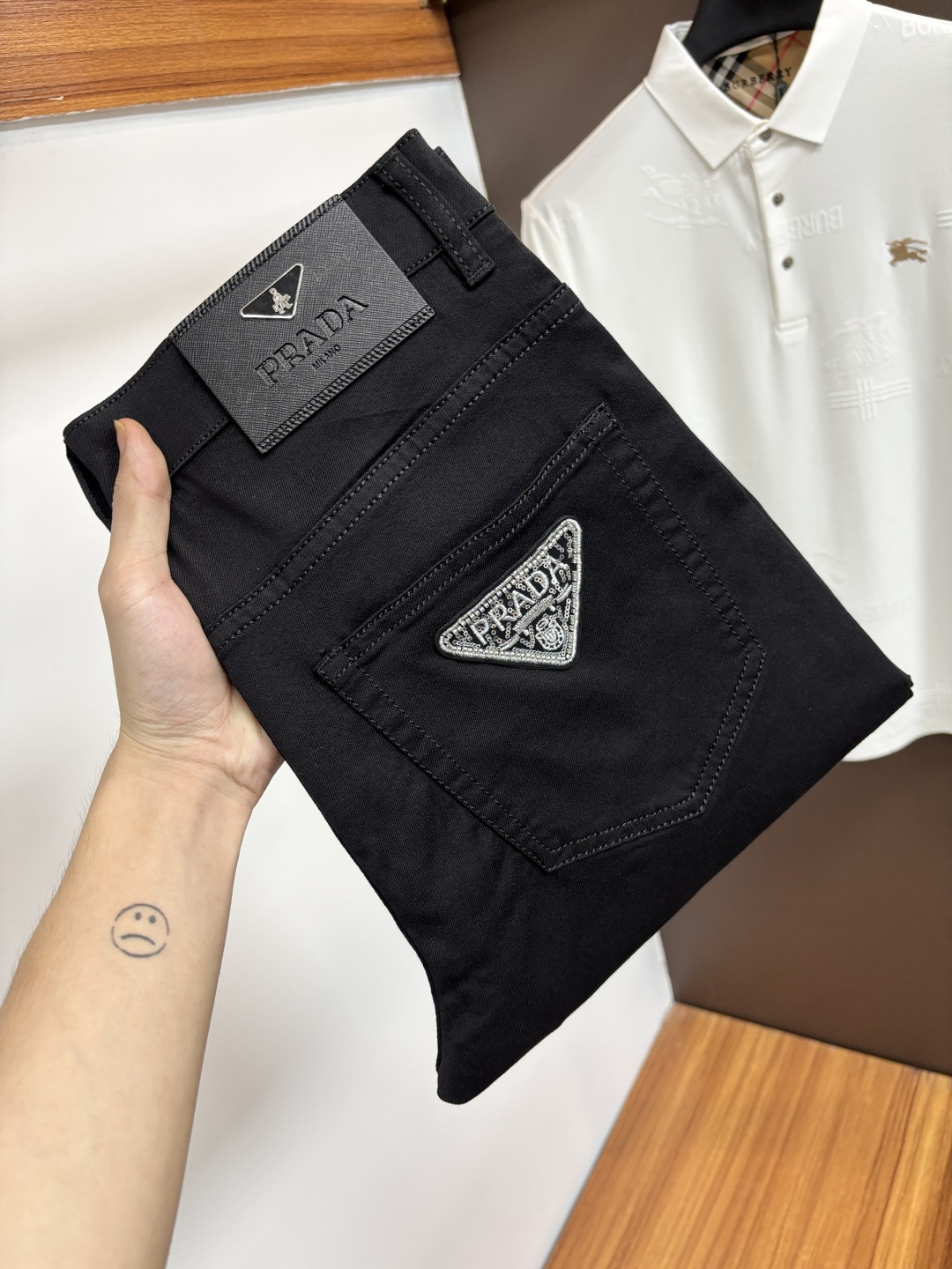 NO:849409,Prada's latest jeans in spring 2026 are stress-free when entering and leaving the store. Best-selling models in the counter. Taste and value are shared. Very comfortable to wear. Low-key yet luxurious. Very classy to wear. Needless to say the trousers style and cut. The upper body is exquisite and vivid. Really first-class and top-quality materials. Really palace-level casual pants, using Turkish cotton. The most famous denim is produced. The quality is outstanding. Heavy washing makes the pants very soft. Straight-leg version.  Don’t be picky. The upper body is absolutely stylish. CX25 is extremely luxurious!  Size 29-38,,prada,jeans,19860909普拉达 2026年春季最新品牛仔裤出入专卖店无压力 专柜热销款 品味与价值共享 身穿着非常舒适 低调不失奢华 穿出去非常有档次,裤型款式和裁剪亦无需多言 上身精致跃然.真正一等一顶级质料 真正殿堂级的休闲裤,选用土耳其的棉花 生产出最有名的单宁布 品质卓然 经过重水洗使得裤子很柔软 直脚的版型 不挑人 上身绝对的有型 CX25 极度奢华！尺码29-38,,prada,jeans,,Men's clothing