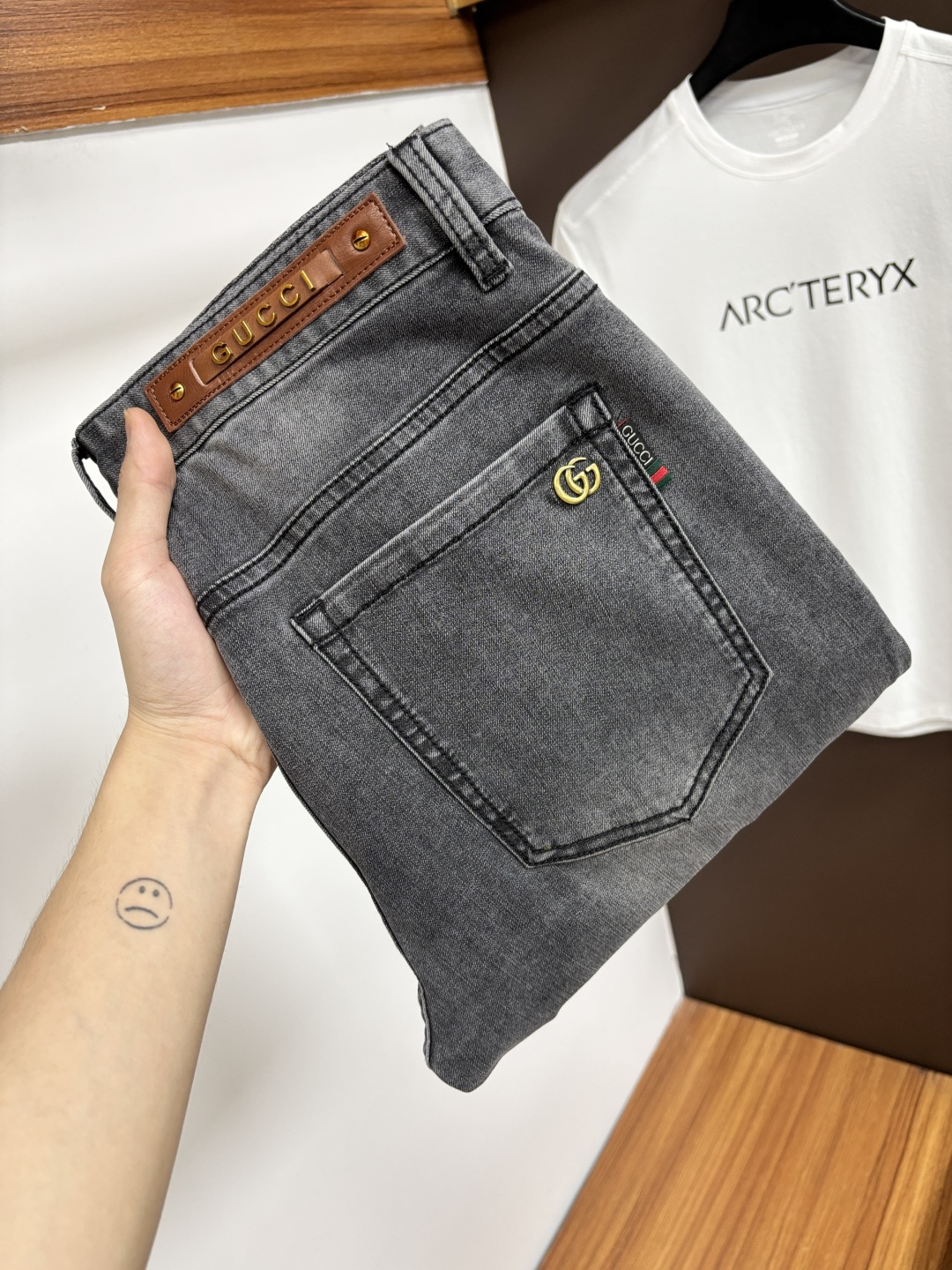 NO:849406,Gucci's latest 2026 spring jeans are stress-free in and out of the store. Best-selling models in the counter. Shared taste and value. Very comfortable to wear. Low-key yet luxurious. Very classy to wear. Needless to say the trousers style and cut. The upper body is exquisite and vivid. Really first-class and top-quality materials. Really palace-level casual pants, using Turkish cotton. The most famous denim is produced. The quality is outstanding. Heavy washing makes the pants very soft. Straight-leg version.  Don’t be picky. The upper body is absolutely stylish. CX25 is extremely luxurious!  Size 29-38,,jeans,19860909古奇 2026年春季最新品牛仔裤出入专卖店无压力 专柜热销款 品味与价值共享 身穿着非常舒适 低调不失奢华 穿出去非常有档次,裤型款式和裁剪亦无需多言 上身精致跃然.真正一等一顶级质料 真正殿堂级的休闲裤,选用土耳其的棉花 生产出最有名的单宁布 品质卓然 经过重水洗使得裤子很柔软 直脚的版型 不挑人 上身绝对的有型 CX25 极度奢华！尺码29-38,,jeans,,Men's clothing