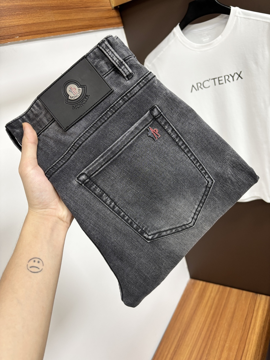 NO:862887,Mengkou's 2026 spring latest jeans are stress-free to enter and leave the store. Best-selling models in the counter. Shared taste and value. Very comfortable to wear. Low-key yet luxurious. Very classy to wear. Needless to say the trousers style and cut. The upper body is exquisite and vivid. Real first-class top quality. Really palace-level casual pants, using Turkish cotton. The most famous denim fabric is produced. The quality is outstanding. After heavy washing, the pants are very soft. Straight-leg version.  Don’t be picky. The upper body is absolutely stylish. CX25 is extremely luxurious!  Size 29-38,,Moncler,jeans,19860909蒙口 2026年春季最新品牛仔裤出入专卖店无压力 专柜热销款 品味与价值共享 身穿着非常舒适 低调不失奢华 穿出去非常有档次,裤型款式和裁剪亦无需多言 上身精致跃然.真正一等一顶级质料 真正殿堂级的休闲裤,选用土耳其的棉花 生产出最有名的单宁布 品质卓然 经过重水洗使得裤子很柔软 直脚的版型 不挑人 上身绝对的有型 CX25 极度奢华！尺码29-38,,Moncler,jeans,,Men's clothing