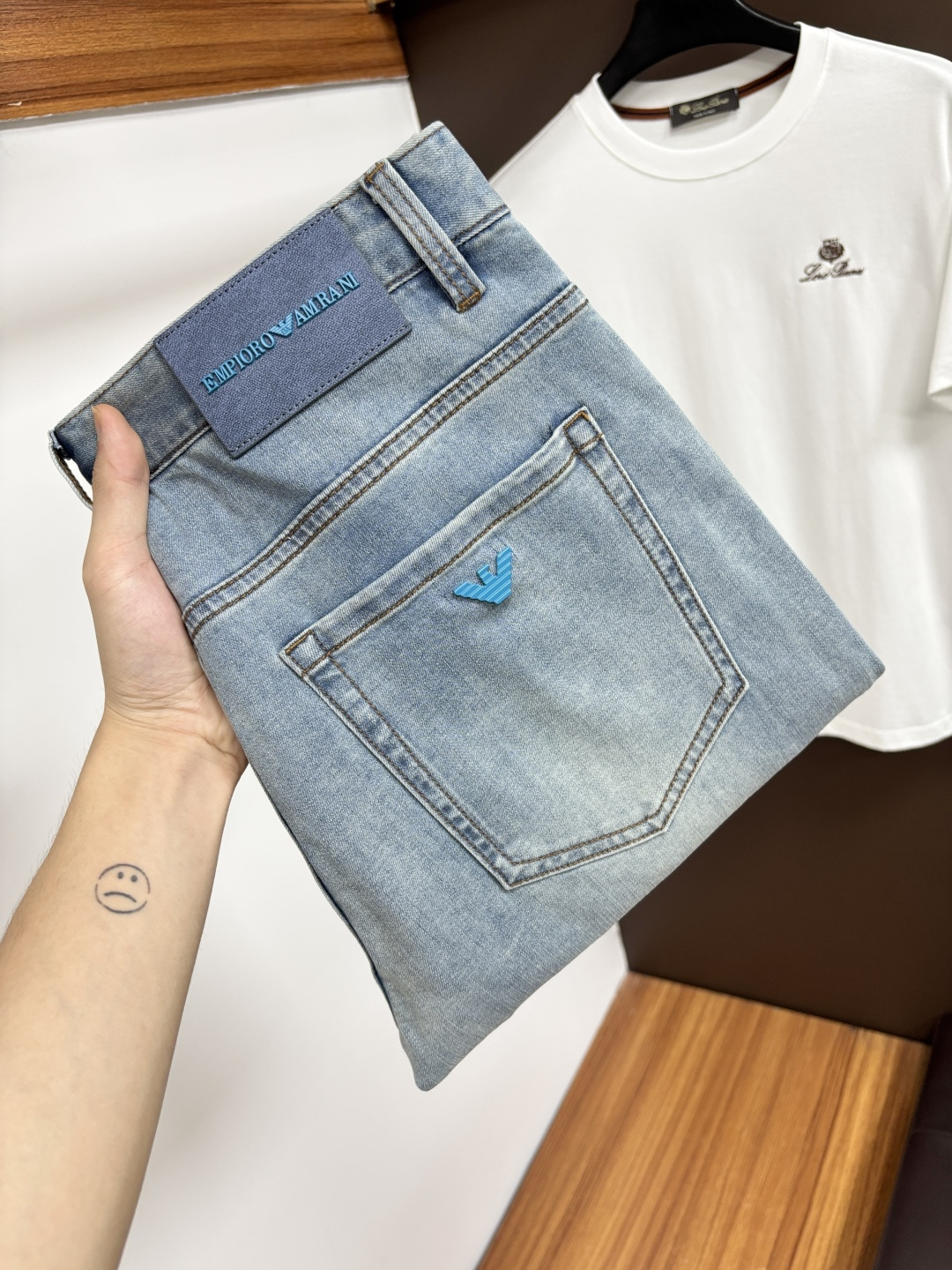 NO:849403,Armani's latest 2026 spring jeans are stress-free to enter and leave the store. Best-selling models in the counter. Shared taste and value. Very comfortable to wear. Low-key yet luxurious. Very classy to wear. Needless to say the trousers style and cut. The upper body is exquisite and vivid. Really first-class and top-quality materials. Really palace-level casual pants, using Turkish cotton to produce the most famous denim. Excellent quality. Heavy washing makes the pants very soft. Straight-leg version.  Don’t be picky. The upper body is absolutely stylish. CX25 is extremely luxurious!  Size 29-38,,armani,jeans,19860909阿玛尼 2026年春季最新品牛仔裤出入专卖店无压力 专柜热销款 品味与价值共享 身穿着非常舒适 低调不失奢华 穿出去非常有档次,裤型款式和裁剪亦无需多言 上身精致跃然.真正一等一顶级质料 真正殿堂级的休闲裤,选用土耳其的棉花 生产出最有名的单宁布 品质卓然 经过重水洗使得裤子很柔软 直脚的版型 不挑人 上身绝对的有型 CX25 极度奢华！尺码29-38,,armani,jeans,,Men's clothing
