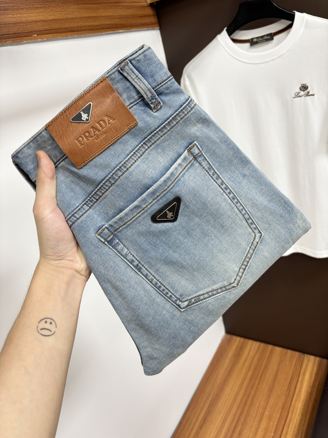 NO:862896,Prada's latest jeans in spring 2026 are stress-free when entering and leaving the store. Best-selling models in the counter. Taste and value are shared. Very comfortable to wear. Low-key yet luxurious. Very classy to wear. Needless to say the trousers style and cut. The upper body is exquisite and vivid. Really first-class and top-quality materials. Really palace-level casual pants, using Turkish cotton. The most famous denim is produced. The quality is outstanding. Heavy washing makes the pants very soft. Straight-leg version.  Don’t be picky. The upper body is absolutely stylish. CX25 is extremely luxurious!  Size 29-38,,prada,jeans,19860909普拉达 2026年春季最新品牛仔裤出入专卖店无压力 专柜热销款 品味与价值共享 身穿着非常舒适 低调不失奢华 穿出去非常有档次,裤型款式和裁剪亦无需多言 上身精致跃然.真正一等一顶级质料 真正殿堂级的休闲裤,选用土耳其的棉花 生产出最有名的单宁布 品质卓然 经过重水洗使得裤子很柔软 直脚的版型 不挑人 上身绝对的有型 CX25 极度奢华！尺码29-38,,prada,jeans,,Men's clothing