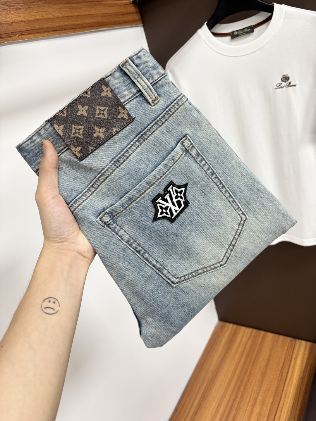 NO:877670,LV’s latest jeans in spring 2026 are stress-free when entering and leaving the store. Best-selling models in the counter. Taste and value are shared. Very comfortable to wear. Low-key yet luxurious. Very classy to wear. Needless to say the trousers style and cut. The upper body is exquisite and vivid. Really first-class top quality materials. Really palace-level casual pants, using Turkish cotton. The most famous denim is produced. The quality is outstanding. After heavy washing, the pants are very soft. The straight-leg shape is not picky.  The upper body is absolutely stylish. CX25 is extremely luxurious!  Size 29-38,,louis vuitton,jeans,19860909LV 2026年春季最新品牛仔裤出入专卖店无压力 专柜热销款 品味与价值共享 身穿着非常舒适 低调不失奢华 穿出去非常有档次,裤型款式和裁剪亦无需多言 上身精致跃然.真正一等一顶级质料 真正殿堂级的休闲裤,选用土耳其的棉花 生产出最有名的单宁布 品质卓然 经过重水洗使得裤子很柔软 直脚的版型 不挑人 上身绝对的有型 CX25 极度奢华！尺码29-38,,louis vuitton,jeans,,Men's clothing