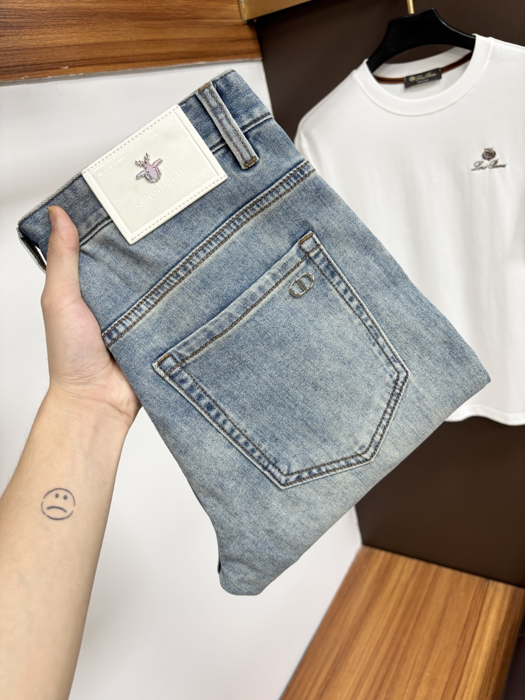 NO:877690,Dior's latest jeans in spring 2026 are stress-free when entering and leaving the store. Best-selling models in the counter. Taste and value are shared. Very comfortable to wear. Low-key yet luxurious. Very classy to wear. Needless to say the trousers style and cut. The upper body is exquisite and vivid. Really first-class and top-quality materials. Really palace-level casual pants, using Turkish cotton to produce the most famous denim. Excellent quality. Heavy washing makes the pants very soft. Straight-leg version.  Don’t be picky. The upper body is absolutely stylish. CX25 is extremely luxurious!  Size 29-38,,dior,jeans,19860909迪奥 2026年春季最新品牛仔裤出入专卖店无压力 专柜热销款 品味与价值共享 身穿着非常舒适 低调不失奢华 穿出去非常有档次,裤型款式和裁剪亦无需多言 上身精致跃然.真正一等一顶级质料 真正殿堂级的休闲裤,选用土耳其的棉花 生产出最有名的单宁布 品质卓然 经过重水洗使得裤子很柔软 直脚的版型 不挑人 上身绝对的有型 CX25 极度奢华！尺码29-38,,dior,jeans,,Men's clothing