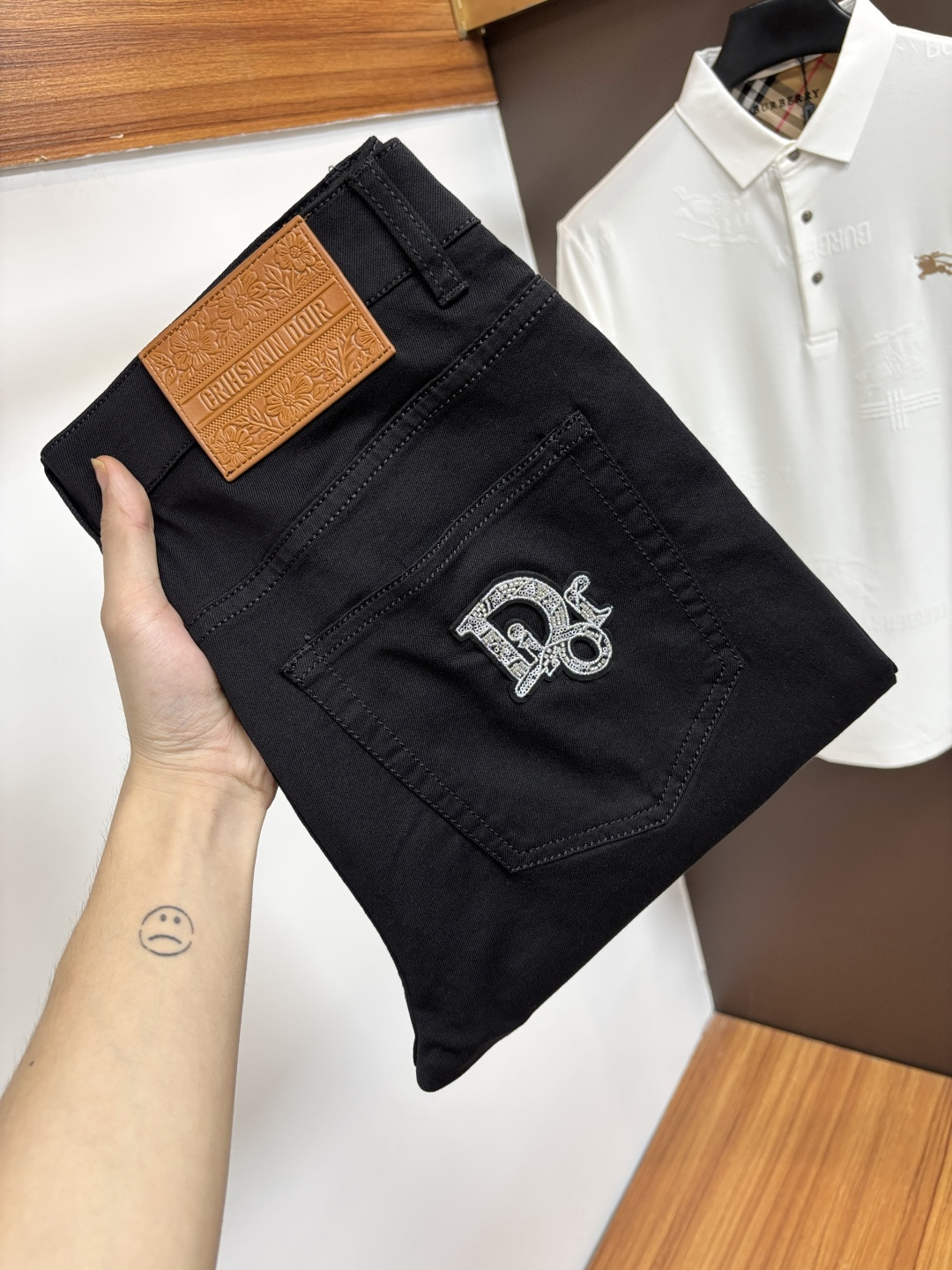 NO:862904,Dior's latest jeans in spring 2026 are stress-free when entering and leaving the store. Best-selling models in the counter. Taste and value are shared. Very comfortable to wear. Low-key yet luxurious. Very classy to wear. Needless to say the trousers style and cut. The upper body is exquisite and vivid. Really first-class and top-quality materials. Really palace-level casual pants, using Turkish cotton to produce the most famous denim. Excellent quality. Heavy washing makes the pants very soft. Straight-leg version.  Don’t be picky. The upper body is absolutely stylish. CX25 is extremely luxurious!  Size 29-38,,dior,jeans,19860909迪奥 2026年春季最新品牛仔裤出入专卖店无压力 专柜热销款 品味与价值共享 身穿着非常舒适 低调不失奢华 穿出去非常有档次,裤型款式和裁剪亦无需多言 上身精致跃然.真正一等一顶级质料 真正殿堂级的休闲裤,选用土耳其的棉花 生产出最有名的单宁布 品质卓然 经过重水洗使得裤子很柔软 直脚的版型 不挑人 上身绝对的有型 CX25 极度奢华！尺码29-38,,dior,jeans,,Men's clothing