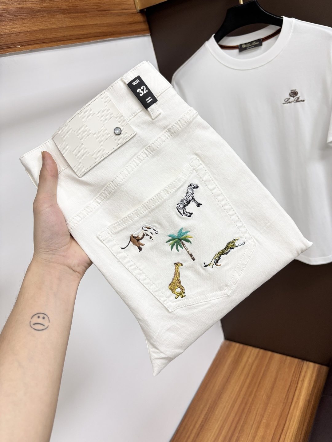 NO:877683,LV’s latest jeans in spring 2026 are stress-free when entering and leaving the store. Best-selling models in the counter. Taste and value are shared. Very comfortable to wear. Low-key yet luxurious. Very classy to wear. Needless to say the trousers style and cut. The upper body is exquisite and vivid. Really first-class top quality materials. Really palace-level casual pants, using Turkish cotton. The most famous denim is produced. The quality is outstanding. After heavy washing, the pants are very soft. The straight-leg shape is not picky.  The upper body is absolutely stylish. CX25 is extremely luxurious!  Size 29-38,,louis vuitton,jeans,19860909LV 2026年春季最新品牛仔裤出入专卖店无压力 专柜热销款 品味与价值共享 身穿着非常舒适 低调不失奢华 穿出去非常有档次,裤型款式和裁剪亦无需多言 上身精致跃然.真正一等一顶级质料 真正殿堂级的休闲裤,选用土耳其的棉花 生产出最有名的单宁布 品质卓然 经过重水洗使得裤子很柔软 直脚的版型 不挑人 上身绝对的有型 CX25 极度奢华！尺码29-38,,louis vuitton,jeans,,Men's clothing