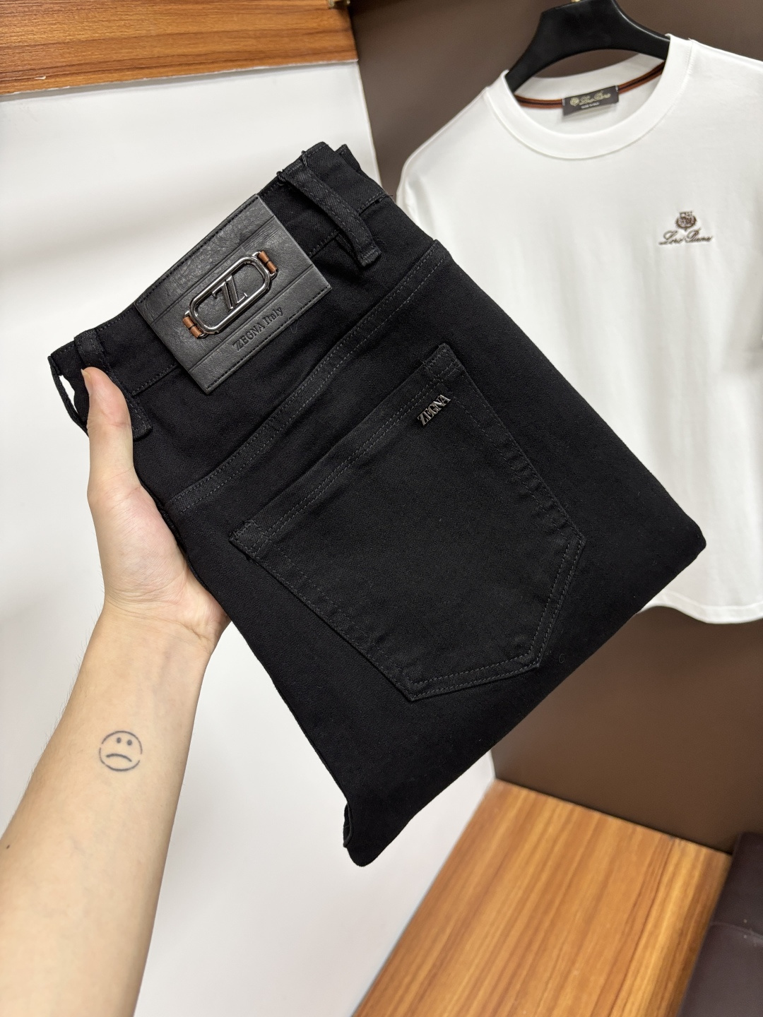 NO:847905,Zegna's spring and summer new styles are available at the official website counter at the same time, the original order is very good, a super stylish pair of jeans, customized original washed denim fabric, unique design, top-notch printing technology letter pattern logo, original hardware accessories decoration, an extremely outstanding pair of jeans, S13 materials and craftsmanship are extremely luxurious and exquisite, extremely high-grade, handsome and stylish upper body, recommended, code number 29-38,,zegna,jeans,19860909杰尼亚 春夏新款 官网专柜同步有售,原单狠货,超级有范儿的一款牛仔裤,定制原版水洗牛仔面料,独特设计,顶级印花工艺字母图案logo,原版五金辅料装饰,极为翘楚的一款牛仔裤,S13 用料与工艺都极致奢华精湛,档次极高,上身帅气有型,推荐,码数29—38,,zegna,jeans,,Men's clothing