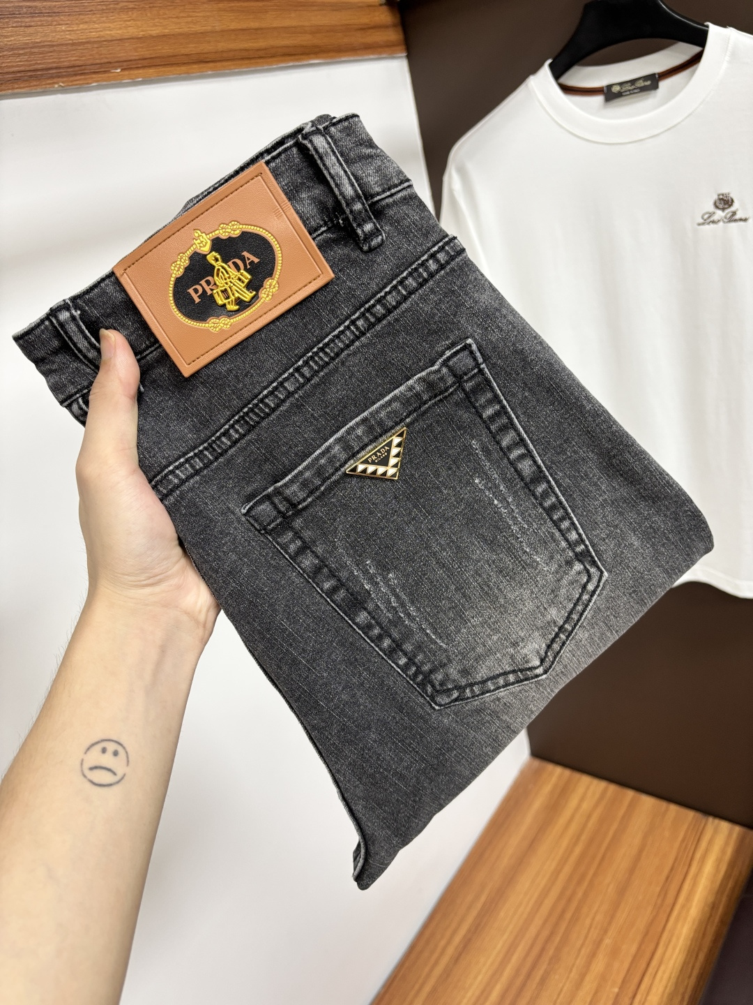 NO:847903,Prada's spring and summer new styles are available at the official website counter at the same time. The original order is very good, a super stylish pair of jeans, customized original washed denim fabric, unique design, top-notch printing technology letter pattern logo, original hardware accessories decoration, an extremely outstanding pair of jeans, S13 materials and craftsmanship are extremely luxurious and exquisite, extremely high-grade, handsome and stylish upper body, recommended, code number 29-38,, prada,jeans,19860909普拉达 春夏新款 官网专柜同步有售,原单狠货,超级有范儿的一款牛仔裤,定制原版水洗牛仔面料,独特设计,顶级印花工艺字母图案logo,原版五金辅料装饰,极为翘楚的一款牛仔裤,S13 用料与工艺都极致奢华精湛,档次极高,上身帅气有型,推荐,码数29—38,,prada,jeans,,Men's clothing