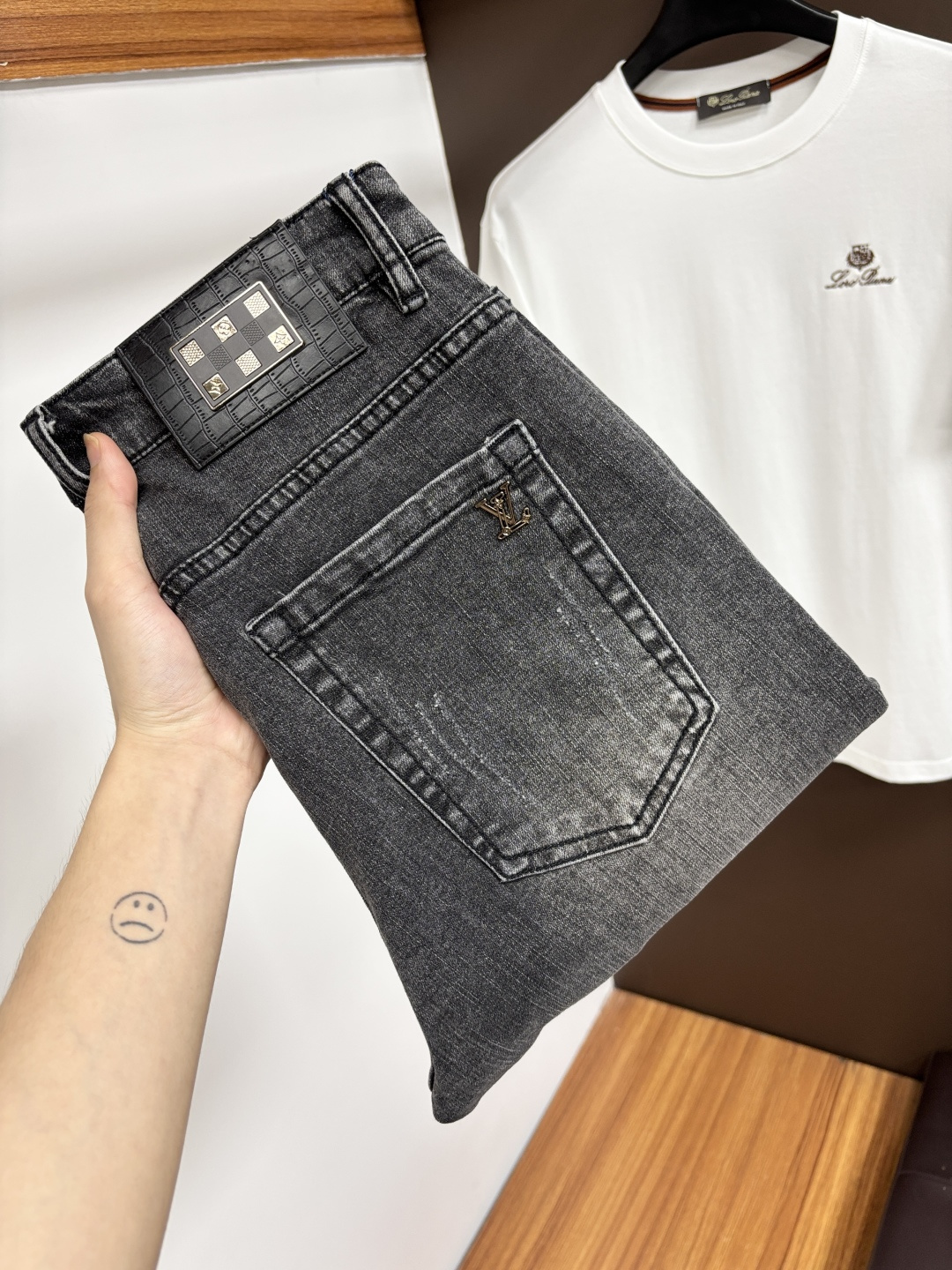 NO:847901,LV spring and summer new styles are available at the official website counter simultaneously. The original order is very good, a super stylish pair of jeans, customized original washed denim fabric, unique design, top-notch printing technology letter pattern logo, original hardware accessories decoration, an extremely outstanding pair of jeans, S13 materials and craftsmanship are extremely luxurious and exquisite, extremely high-grade, handsome and stylish upper body, recommended, code number 29-38,, louis vuitton, jeans,19860909LV 春夏新款 官网专柜同步有售,原单狠货,超级有范儿的一款牛仔裤,定制原版水洗牛仔面料,独特设计,顶级印花工艺字母图案logo,原版五金辅料装饰,极为翘楚的一款牛仔裤,S13 用料与工艺都极致奢华精湛,档次极高,上身帅气有型,推荐,码数29—38,,louis vuitton,jeans,,Men's clothing