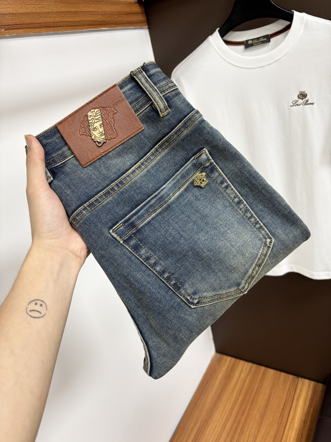 NO:847899,Versace's spring and summer new styles are available at the official website counter at the same time. The original order is very good, a super stylish pair of jeans, customized original washed denim fabric, unique design, top-notch printing technology letter pattern logo, original hardware accessories decoration, an extremely outstanding pair of jeans, S13 materials and craftsmanship are extremely luxurious and exquisite, extremely high-grade, handsome and stylish upper body, recommended, code number 29-38,,versace,jeans,19860909范思哲 春夏新款 官网专柜同步有售,原单狠货,超级有范儿的一款牛仔裤,定制原版水洗牛仔面料,独特设计,顶级印花工艺字母图案logo,原版五金辅料装饰,极为翘楚的一款牛仔裤,S13 用料与工艺都极致奢华精湛,档次极高,上身帅气有型,推荐,码数29—38,,versace,jeans,,Men's clothing