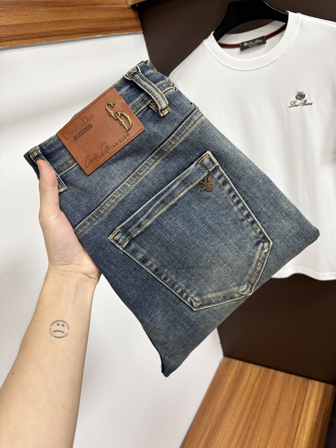 NO:847897,Dior's new spring and summer styles are available at the official website counter at the same time, the original order is very good, a super stylish pair of jeans, customized original washed denim fabric, unique design, top-notch printing technology letter pattern logo, original hardware accessories decoration, an extremely outstanding pair of jeans, S13 materials and craftsmanship are extremely luxurious and exquisite, extremely high-grade, handsome and stylish upper body, recommended, code number 29-38,, dior,jeans,19860909迪奥 春夏新款 官网专柜同步有售,原单狠货,超级有范儿的一款牛仔裤,定制原版水洗牛仔面料,独特设计,顶级印花工艺字母图案logo,原版五金辅料装饰,极为翘楚的一款牛仔裤,S13 用料与工艺都极致奢华精湛,档次极高,上身帅气有型,推荐,码数29—38,,dior,jeans,,Men's clothing