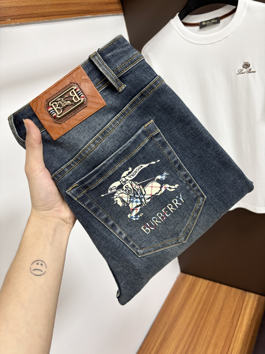 NO:847895,Burberry's new spring and summer styles are available at the official website counter at the same time, the original order is very good, a super stylish pair of jeans, customized original washed denim fabric, unique design, top-notch printing technology letter pattern logo, original hardware accessories decoration, an extremely outstanding pair of jeans, S13 materials and craftsmanship are extremely luxurious and exquisite, extremely high-grade, handsome and stylish upper body, recommended, code number 29-38,, burberry, jeans,19860909巴宝莉 春夏新款 官网专柜同步有售,原单狠货,超级有范儿的一款牛仔裤,定制原版水洗牛仔面料,独特设计,顶级印花工艺字母图案logo,原版五金辅料装饰,极为翘楚的一款牛仔裤,S13 用料与工艺都极致奢华精湛,档次极高,上身帅气有型,推荐,码数29—38,,burberry,jeans,,Men's clothing