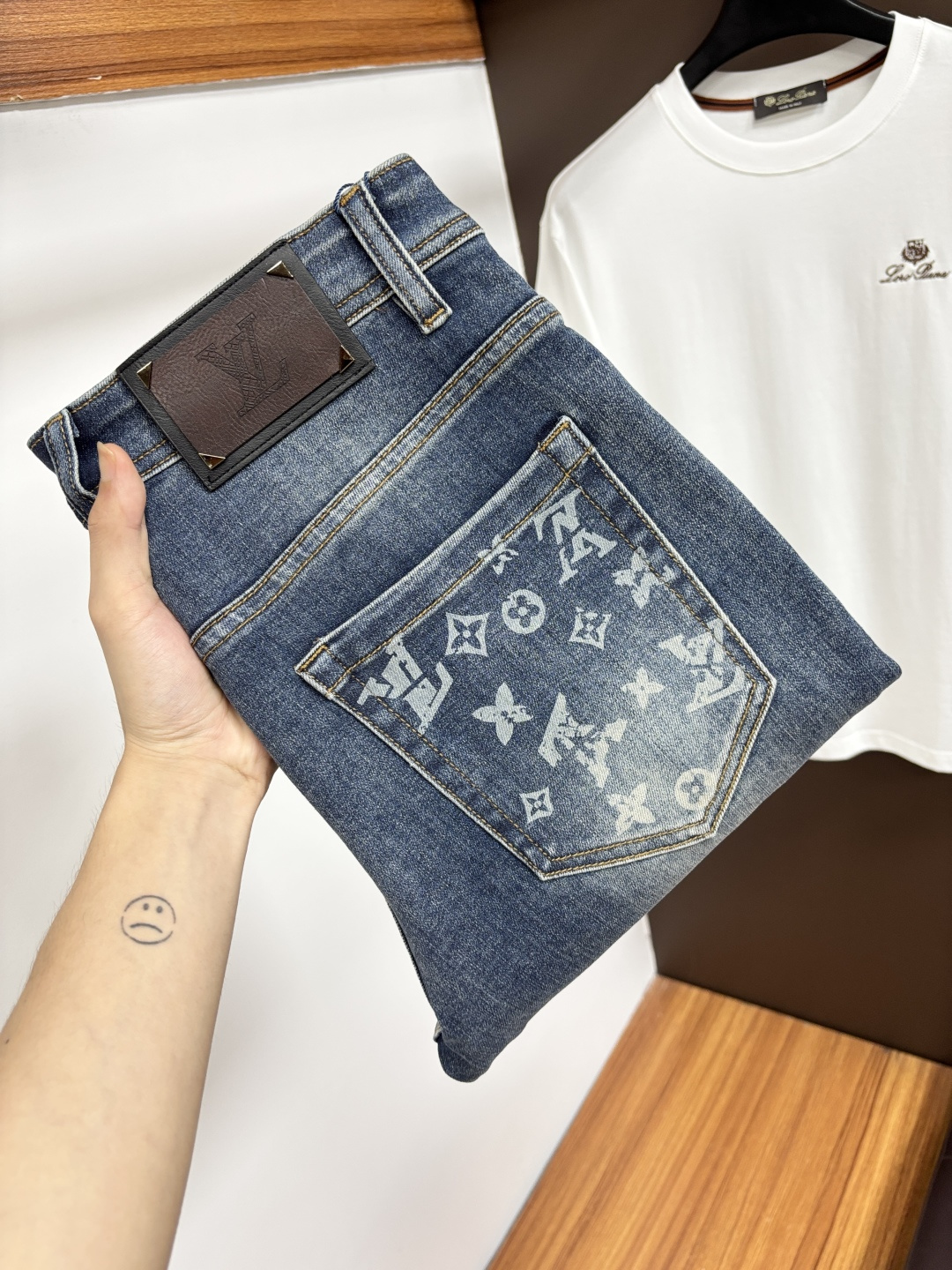 NO:847893,LV spring and summer new styles are available at the official website counter simultaneously. The original order is very good, a super stylish pair of jeans, customized original washed denim fabric, unique design, top-notch printing technology letter pattern logo, original hardware accessories decoration, an extremely outstanding pair of jeans, S13 materials and craftsmanship are extremely luxurious and exquisite, extremely high-grade, handsome and stylish upper body, recommended, code number 29-38,, louis vuitton, jeans,19860909LV 春夏新款 官网专柜同步有售,原单狠货,超级有范儿的一款牛仔裤,定制原版水洗牛仔面料,独特设计,顶级印花工艺字母图案logo,原版五金辅料装饰,极为翘楚的一款牛仔裤,S13 用料与工艺都极致奢华精湛,档次极高,上身帅气有型,推荐,码数29—38,,louis vuitton,jeans,,Men's clothing