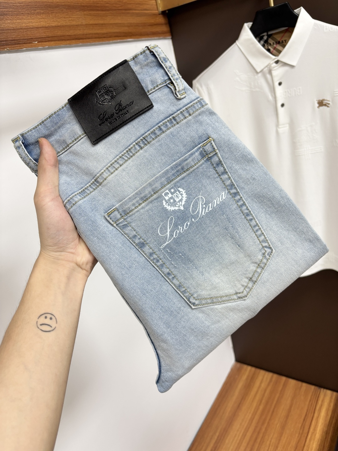 NO:847931,Nuoyoupanya spring and summer new models are available at the official website counter simultaneously. The original order is very good, a super stylish pair of jeans, customized original washed denim fabric, unique design, top-notch printing technology letter pattern logo, original hardware accessories decoration, an extremely outstanding pair of jeans, S13 materials and craftsmanship are extremely luxurious and exquisite, extremely high-grade, handsome and stylish upper body, recommended, code number 29-38,,jeans,19860909诺悠翩雅 春夏新款 官网专柜同步有售,原单狠货,超级有范儿的一款牛仔裤,定制原版水洗牛仔面料,独特设计,顶级印花工艺字母图案logo,原版五金辅料装饰,极为翘楚的一款牛仔裤,S13 用料与工艺都极致奢华精湛,档次极高,上身帅气有型,推荐,码数29—38,,jeans,,Men's clothing