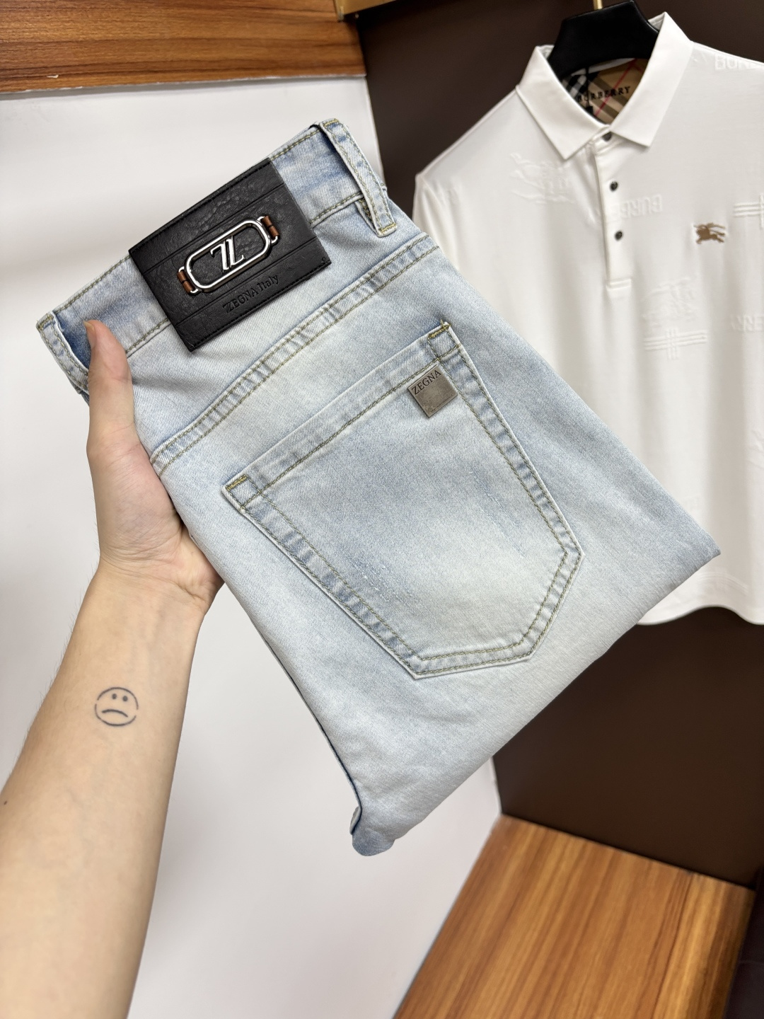 NO:847911,Zegna's spring and summer new styles are available at the official website counter at the same time, the original order is very good, a super stylish pair of jeans, customized original washed denim fabric, unique design, top-notch printing technology letter pattern logo, original hardware accessories decoration, an extremely outstanding pair of jeans, S13 materials and craftsmanship are extremely luxurious and exquisite, extremely high-grade, handsome and stylish upper body, recommended, code number 29-38,,zegna,jeans,19860909杰尼亚 春夏新款 官网专柜同步有售,原单狠货,超级有范儿的一款牛仔裤,定制原版水洗牛仔面料,独特设计,顶级印花工艺字母图案logo,原版五金辅料装饰,极为翘楚的一款牛仔裤,S13 用料与工艺都极致奢华精湛,档次极高,上身帅气有型,推荐,码数29—38,,zegna,jeans,,Men's clothing