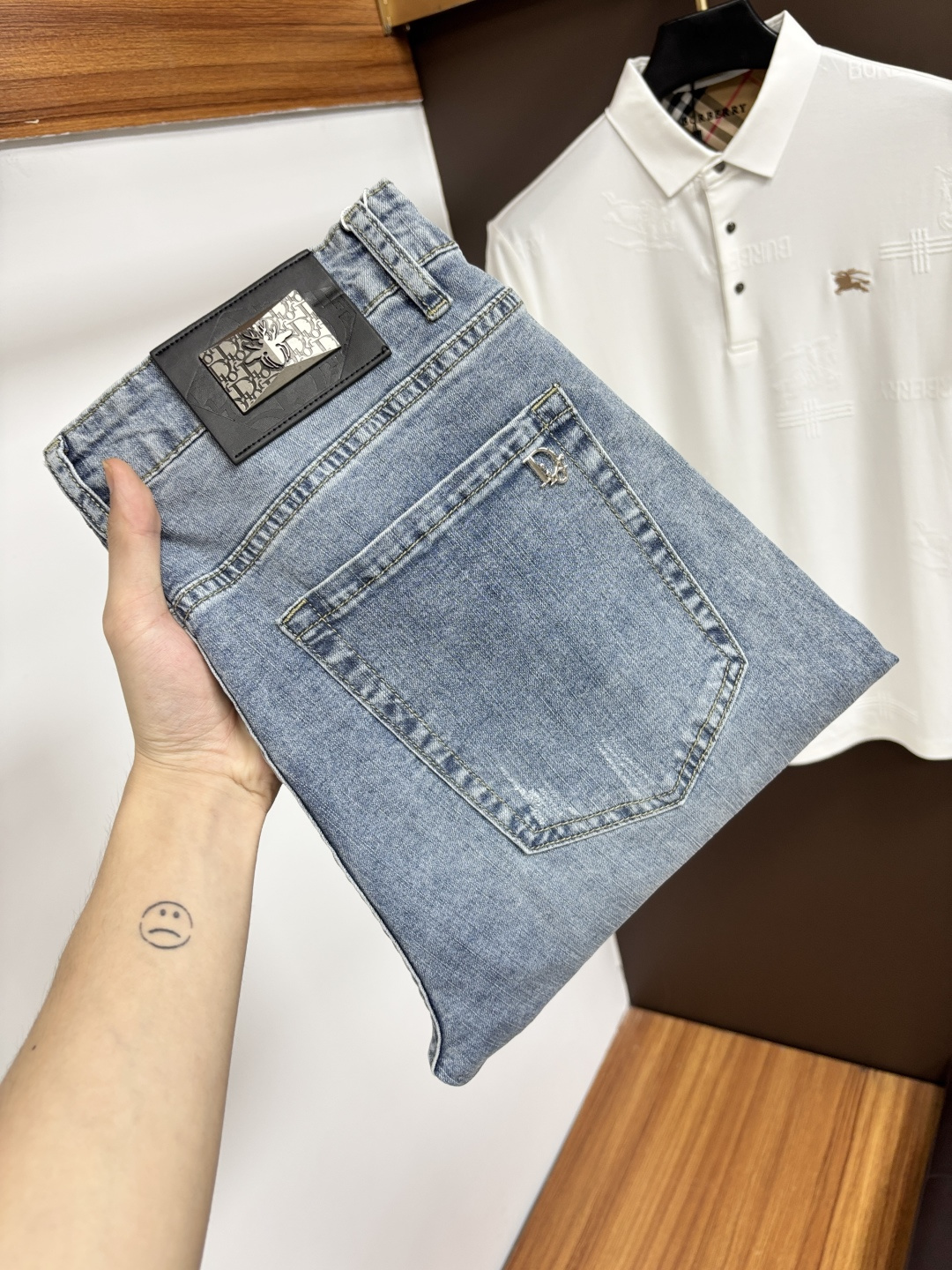 NO:847909,Dior's new spring and summer styles are available at the official website counter at the same time, the original order is very good, a super stylish pair of jeans, customized original washed denim fabric, unique design, top-notch printing technology letter pattern logo, original hardware accessories decoration, an extremely outstanding pair of jeans, S13 materials and craftsmanship are extremely luxurious and exquisite, extremely high-grade, handsome and stylish upper body, recommended, code number 29-38,, dior,jeans,19860909迪奥 春夏新款 官网专柜同步有售,原单狠货,超级有范儿的一款牛仔裤,定制原版水洗牛仔面料,独特设计,顶级印花工艺字母图案logo,原版五金辅料装饰,极为翘楚的一款牛仔裤,S13 用料与工艺都极致奢华精湛,档次极高,上身帅气有型,推荐,码数29—38,,dior,jeans,,Men's clothing