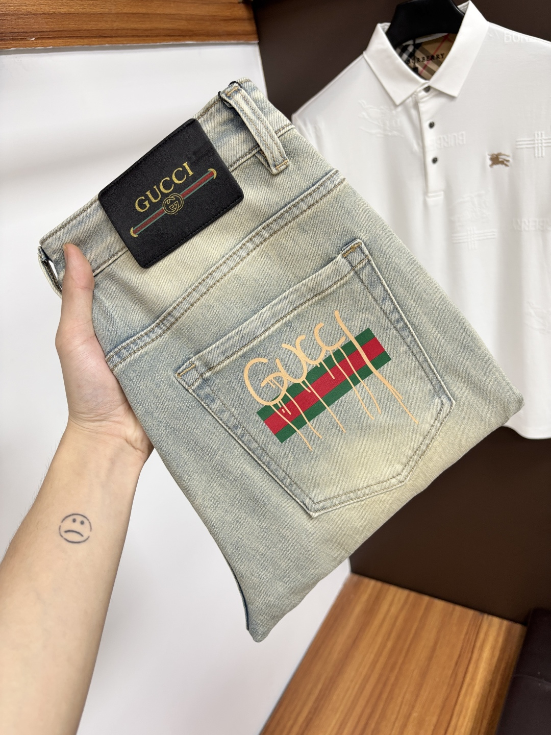 NO:847925,Gucci's new spring and summer styles are available at the official website counter at the same time. The original order is very good, a super stylish pair of jeans, customized original washed denim fabric, unique design, top-notch printing technology letter pattern logo, original hardware accessories decoration, an extremely outstanding pair of jeans, S13 materials and craftsmanship are extremely luxurious and exquisite, extremely high-grade, handsome and stylish upper body, recommended, code number 29-38,,jeans,19860909古奇 春夏新款 官网专柜同步有售,原单狠货,超级有范儿的一款牛仔裤,定制原版水洗牛仔面料,独特设计,顶级印花工艺字母图案logo,原版五金辅料装饰,极为翘楚的一款牛仔裤,S13 用料与工艺都极致奢华精湛,档次极高,上身帅气有型,推荐,码数29—38,,jeans,,Men's clothing