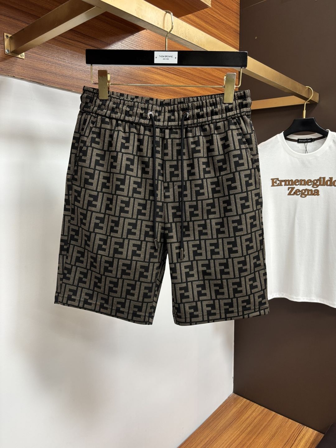 NO:846381,Fendi official website counters are available at the same time, the original order is very good, a super stylish casual shorts, customized original fabric, unique design, top-notch printing technology letter pattern logo, original hardware accessories decoration, an extremely outstanding shorts, the materials and craftsmanship are extremely luxurious and exquisite, extremely high-grade, handsome and stylish upper body, LSX recommended, size M-4XL,,fendi, shorts,19860909芬迪 官网专柜同步有售,原单狠货,超级有范儿的一款休闲短裤 定制原版面料,独特设计,顶级印花工艺字母图案logo,原版五金辅料装饰,极为翘楚的一款短裤,用料与工艺都极致奢华精湛,档次极高,上身帅气有型,LSX推荐,码数M-4XL,,fendi,shorts,,Men's clothing