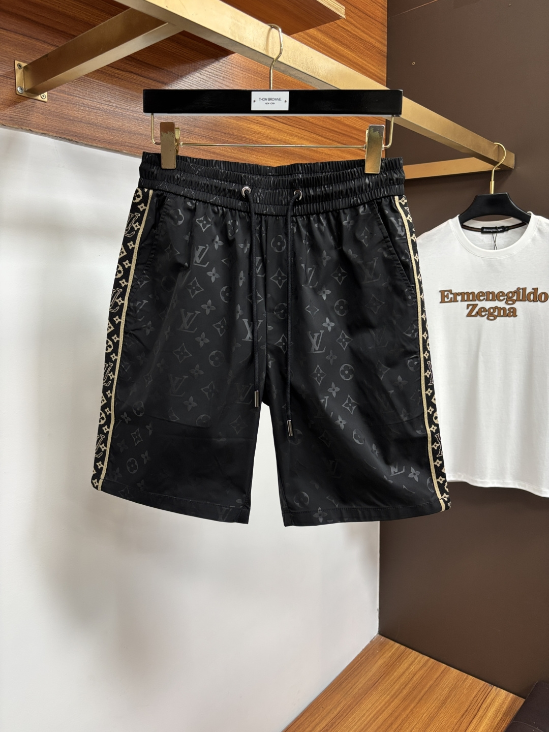 NO:846379,Available at the LV official website counter at the same time, original order, super stylish casual shorts, customized original fabric, unique design, top-notch printing technology letter pattern logo, original hardware accessories decoration, extremely outstanding shorts, materials and craftsmanship are extremely luxurious and exquisite, extremely high grade, handsome and stylish upper body, LSX recommended, size M-4XL,, louis vuitton, shorts,19860909LV 官网专柜同步有售,原单狠货,超级有范儿的一款休闲短裤 定制原版面料,独特设计,顶级印花工艺字母图案logo,原版五金辅料装饰,极为翘楚的一款短裤,用料与工艺都极致奢华精湛,档次极高,上身帅气有型,LSX推荐,码数M-4XL,,louis vuitton,shorts,,Men's clothing